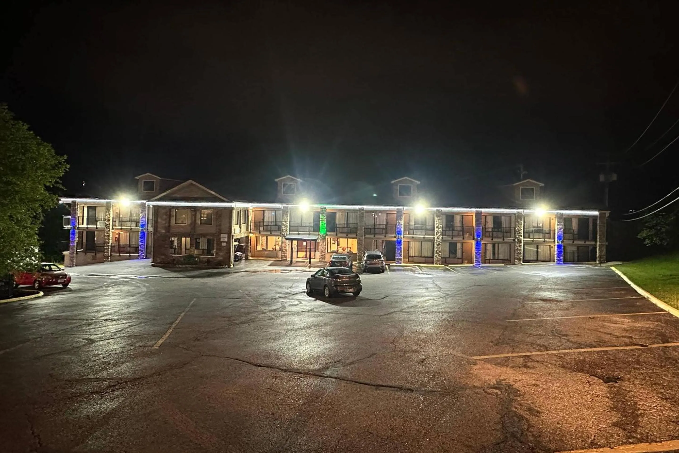 Property building in Suburban Studios Branson On The Strip