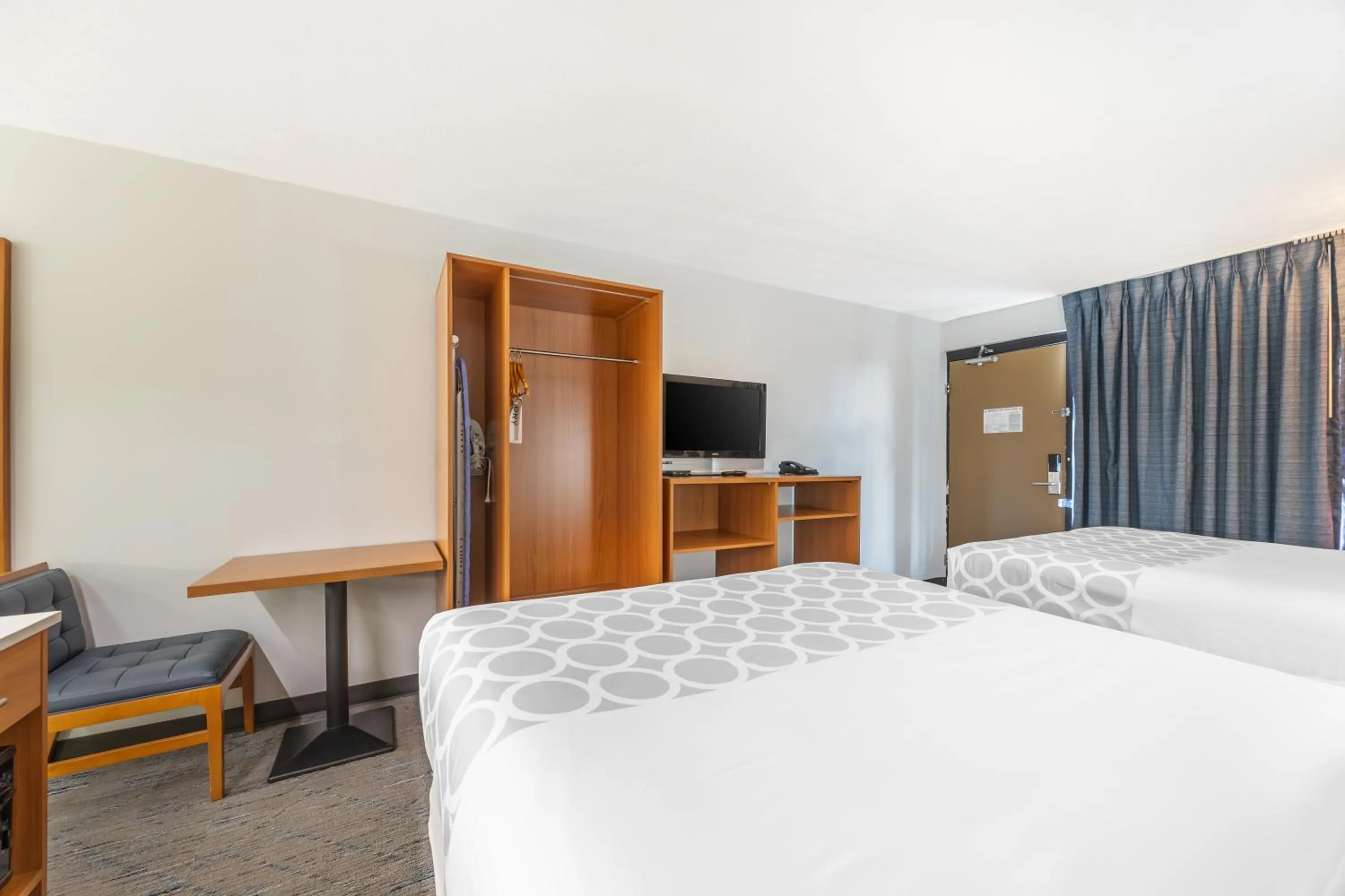 Bed in Suburban Studios Branson On The Strip