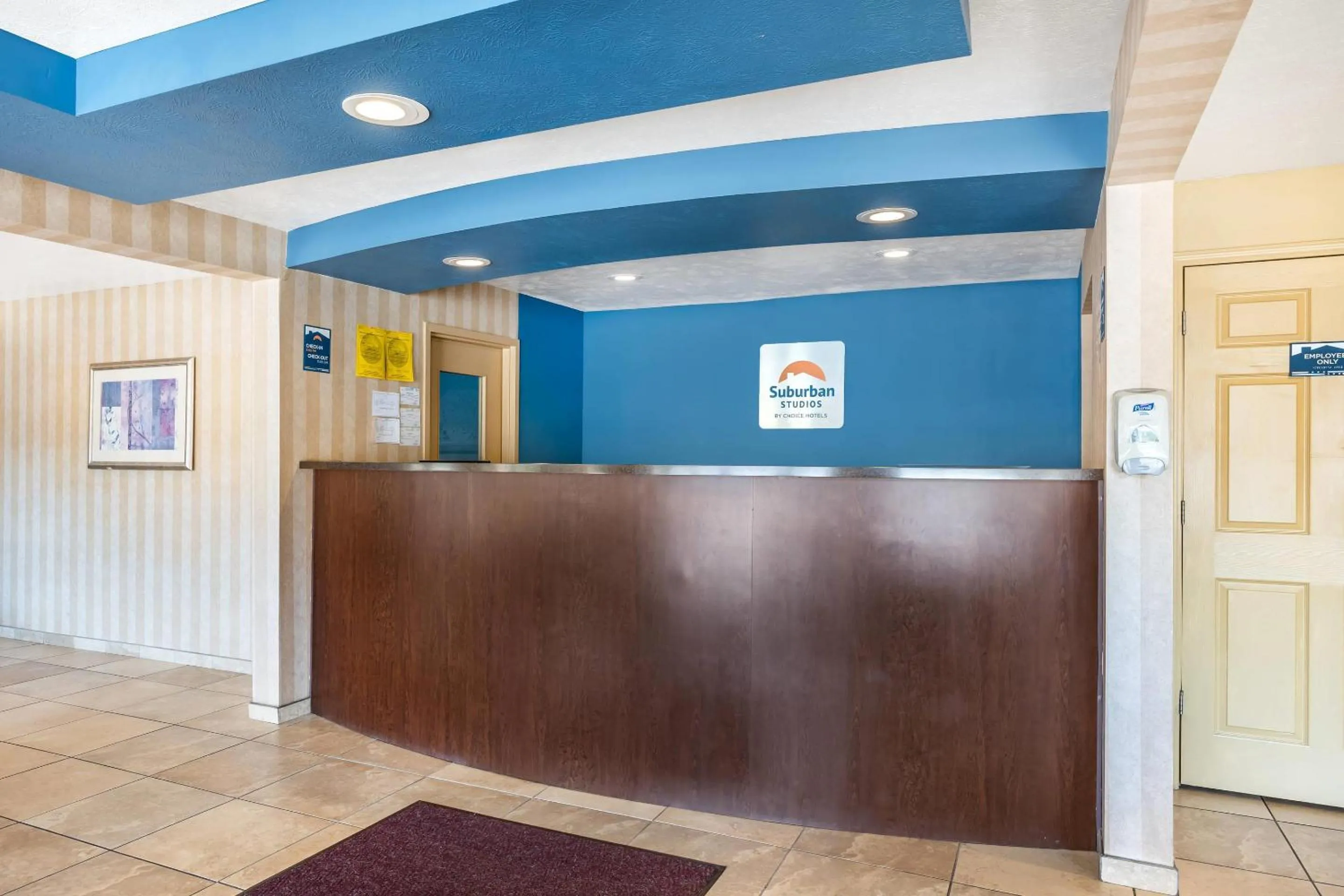 Lobby or reception in Suburban Studios Branson On The Strip