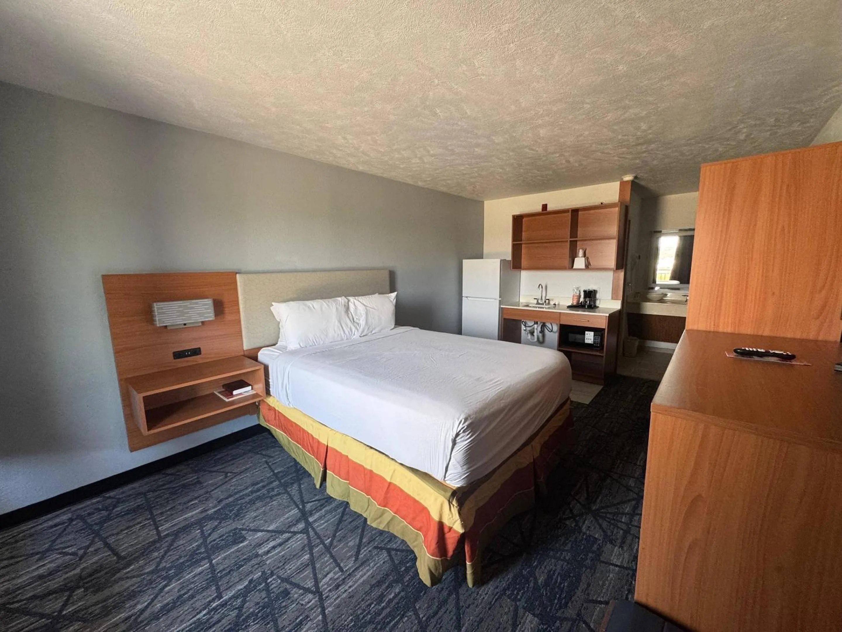 Bedroom, Bed in Suburban Studios Branson On The Strip