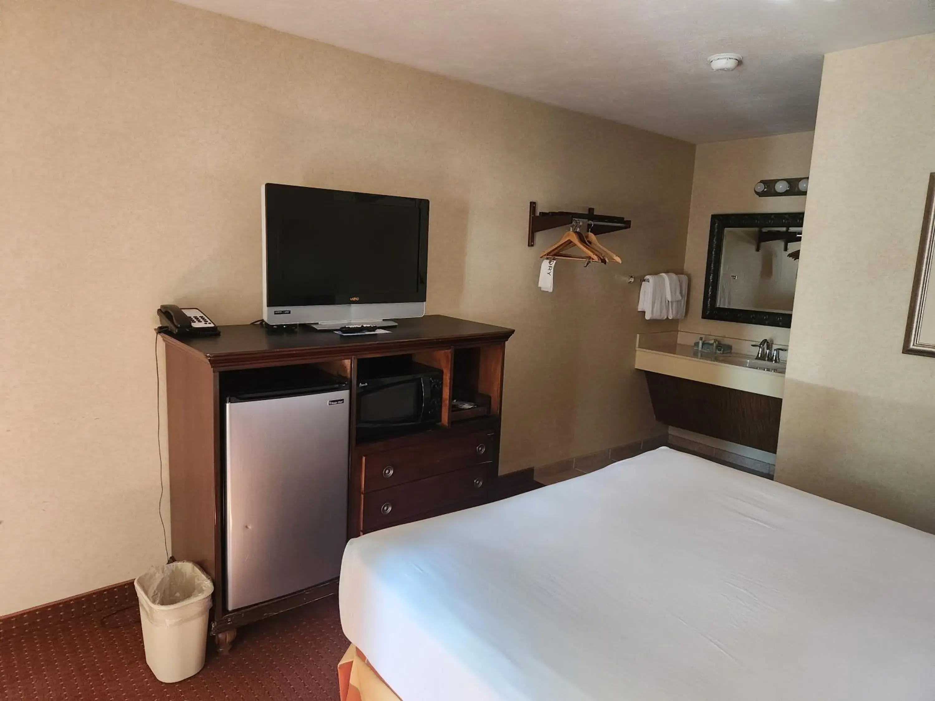 Queen Room - Non-Smoking in Suburban Studios Branson On The Strip Queen Room - Non-Smoking in Suburban Studios Branson On The Strip