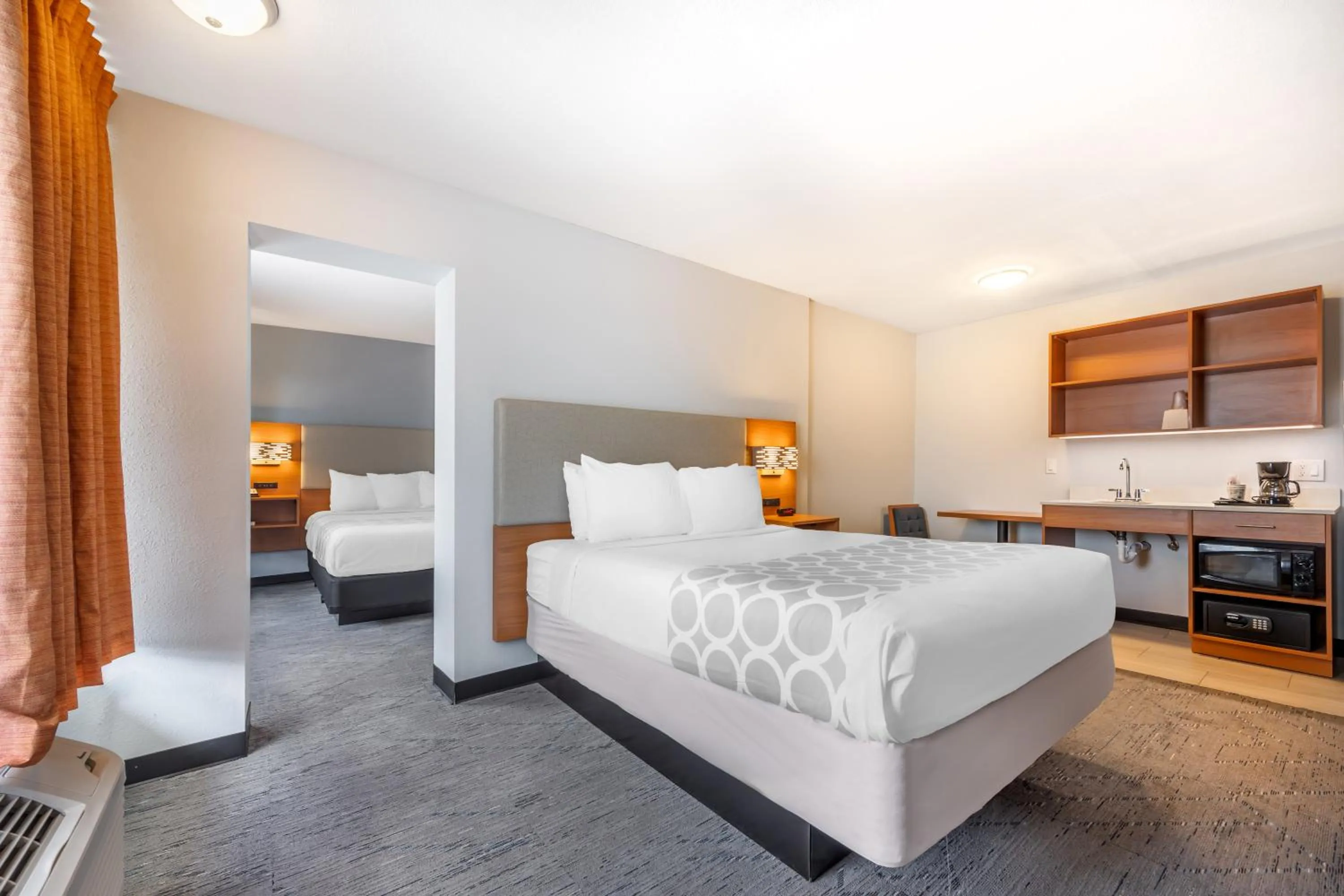 Bed in Suburban Studios Branson On The Strip