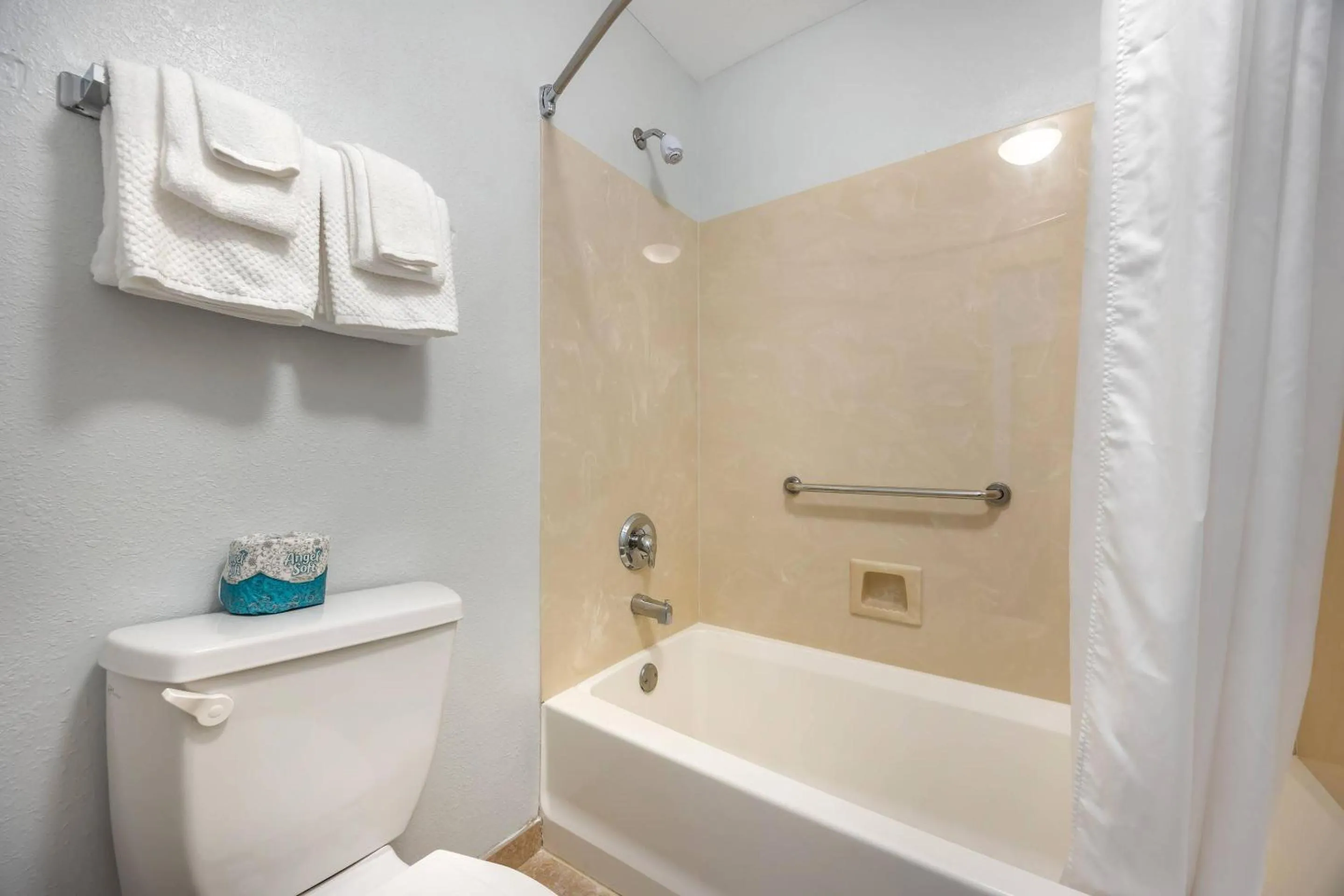 Bedroom in Suburban Studios Branson On The Strip