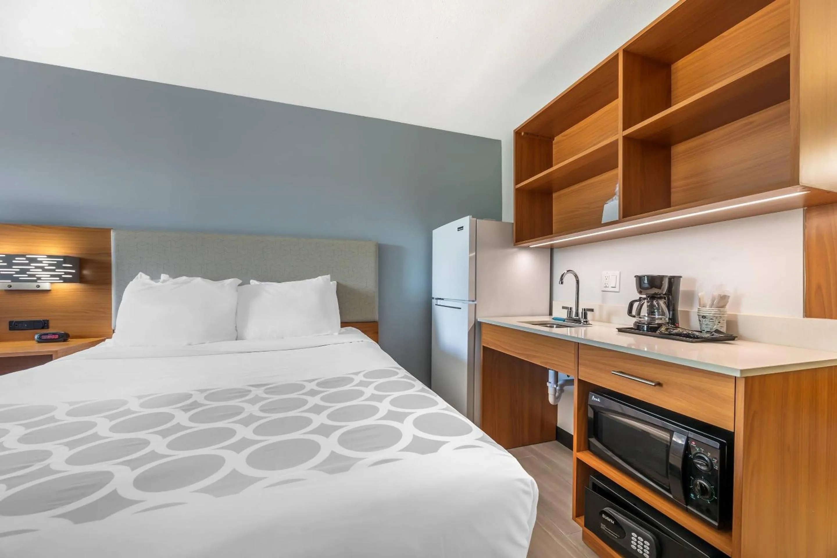 Bedroom, Bed in Suburban Studios Branson On The Strip