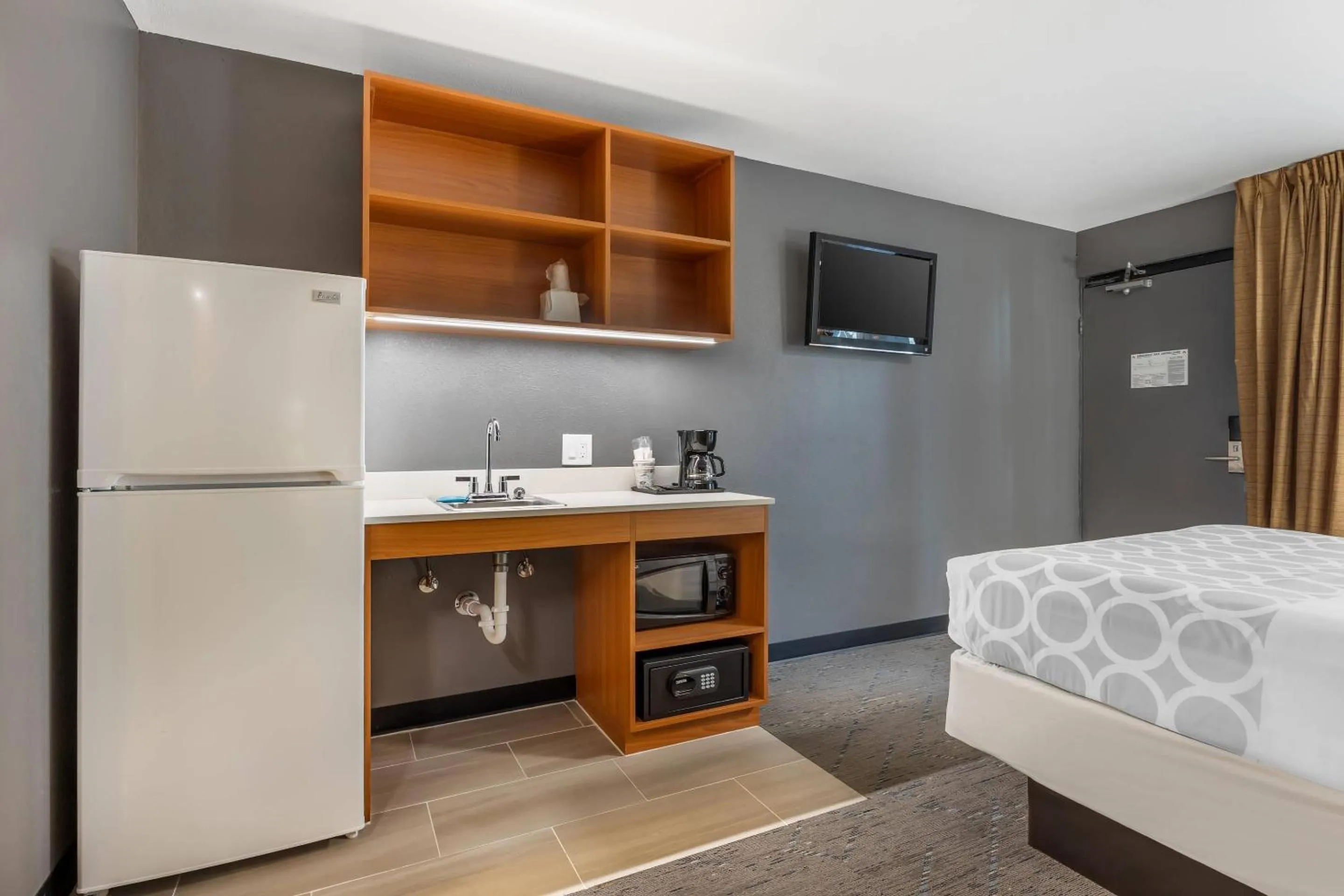 Bedroom, Bed in Suburban Studios Branson On The Strip