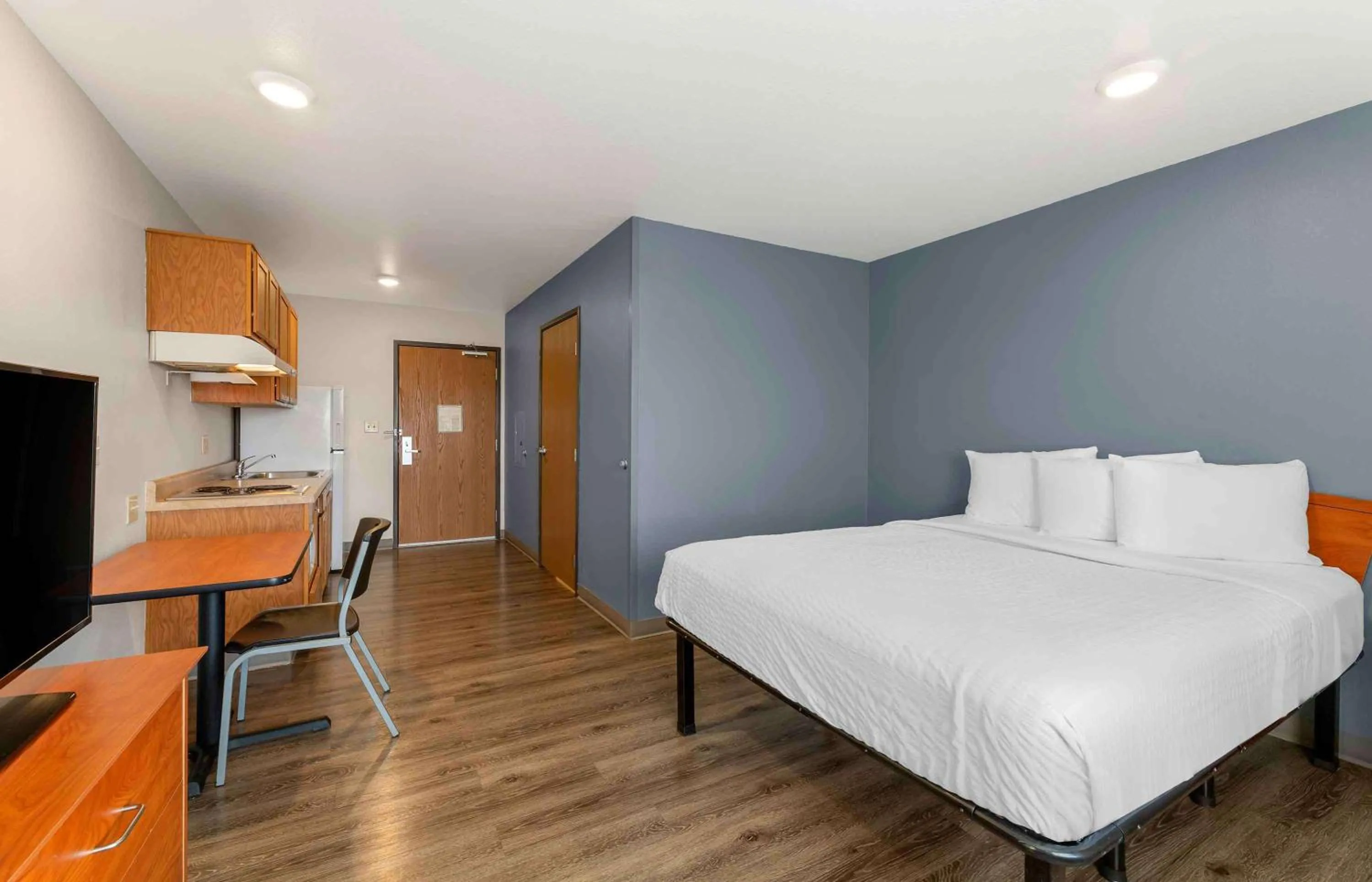 Bedroom, Bed in Extended Stay America Select Suites - Melbourne - West Melbourne
