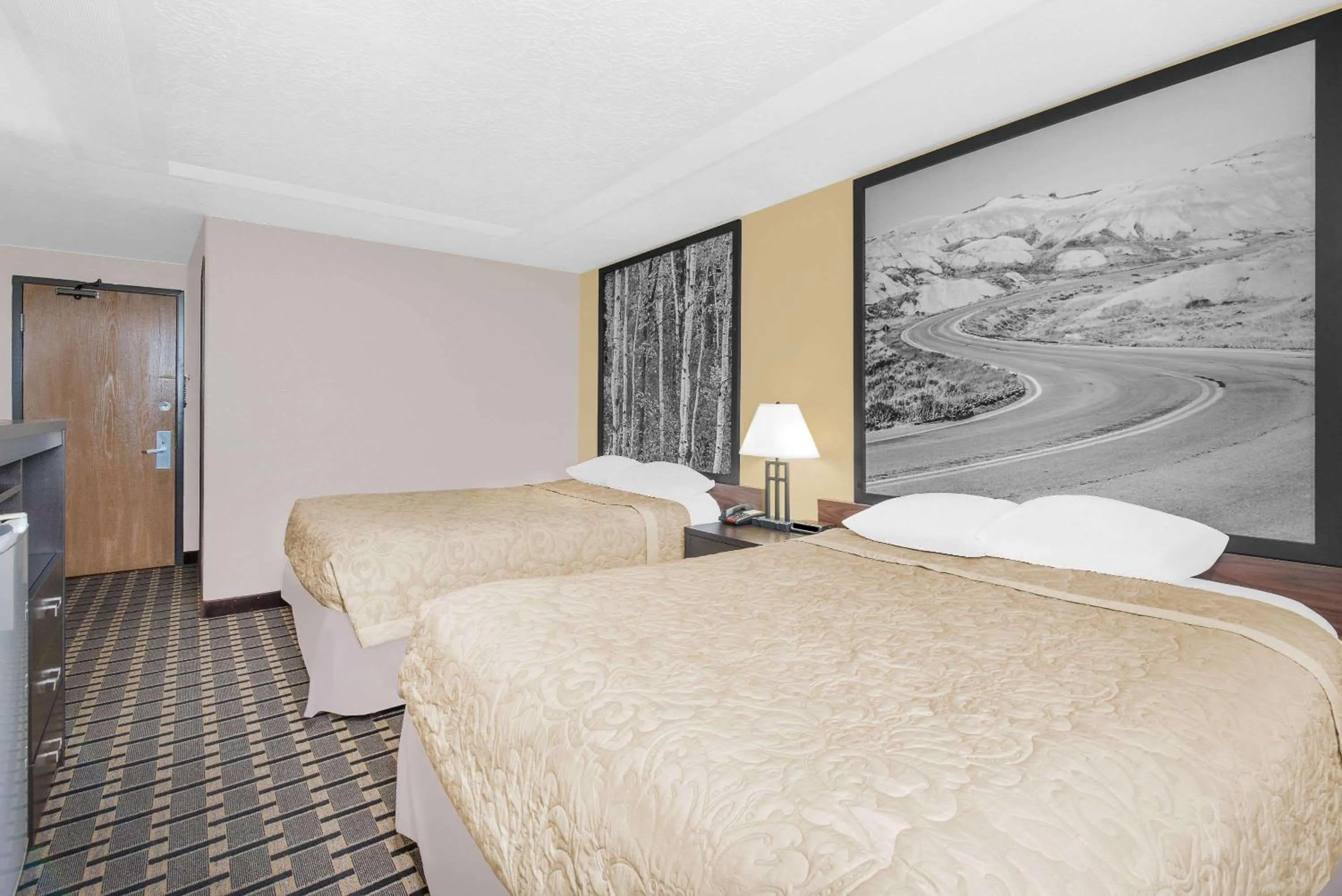 Photo of the whole room, Bed in Super 8 by Wyndham Watertown