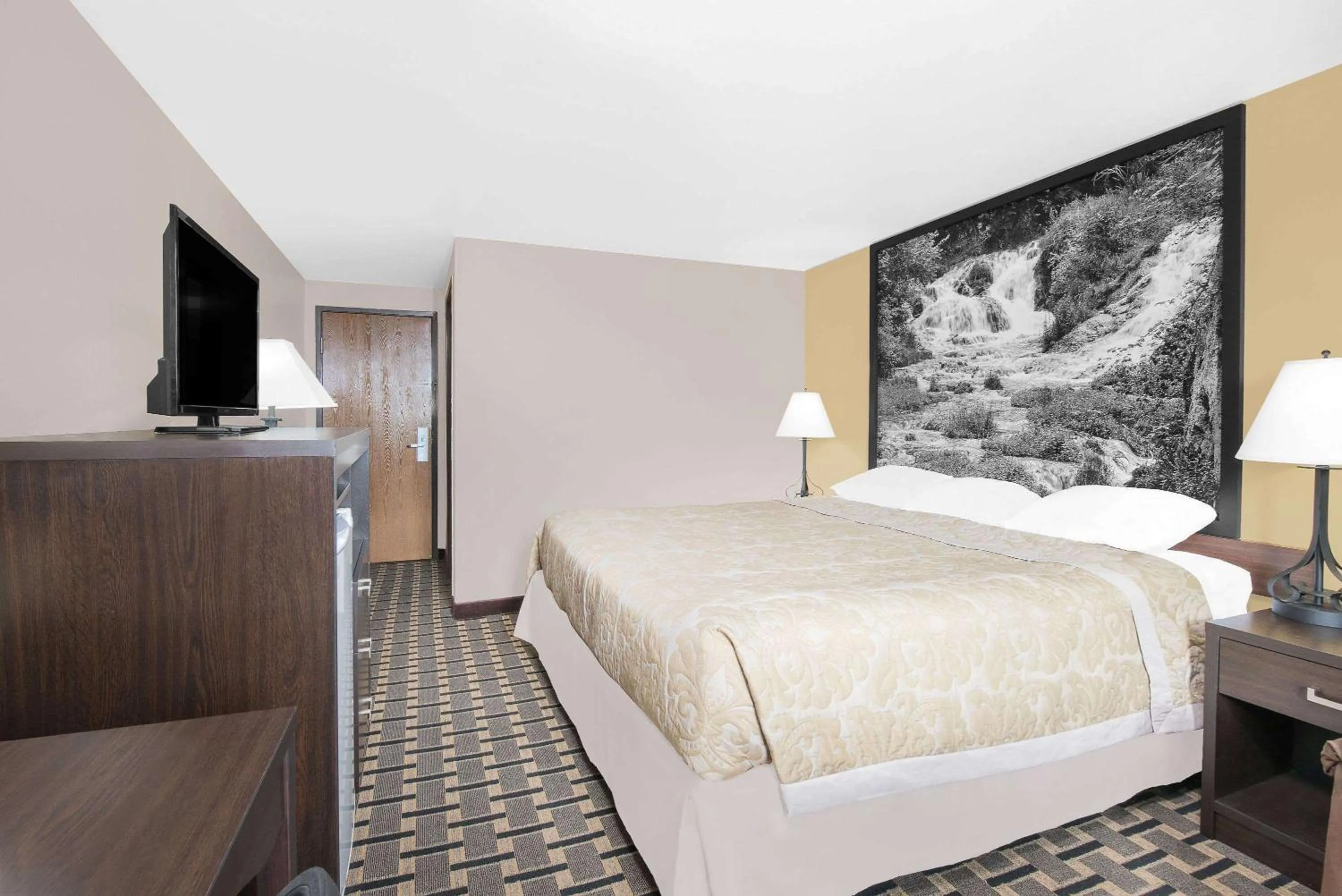 Photo of the whole room, Bed in Super 8 by Wyndham Watertown