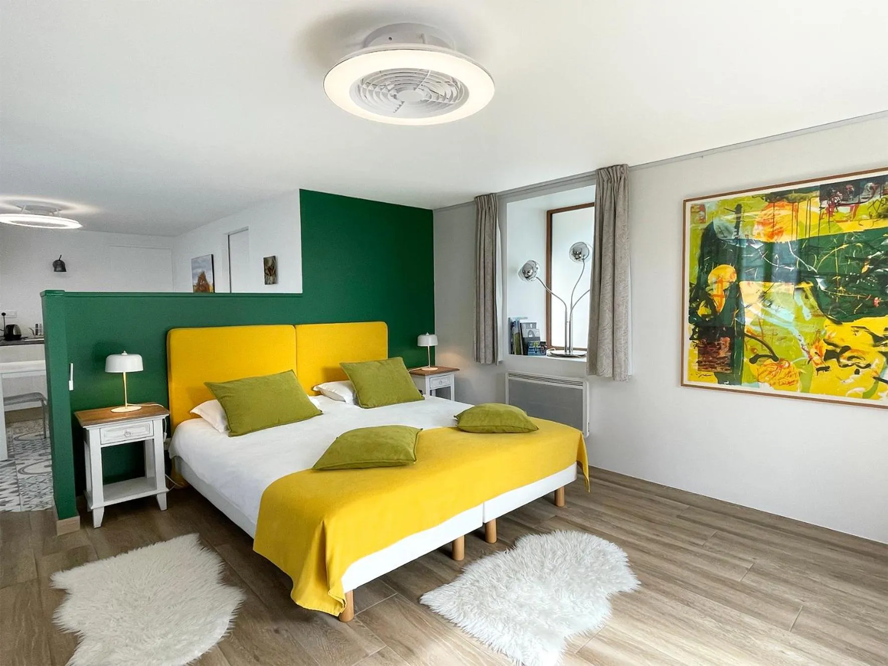 Property building, Bed in Chemin des Ormeaux