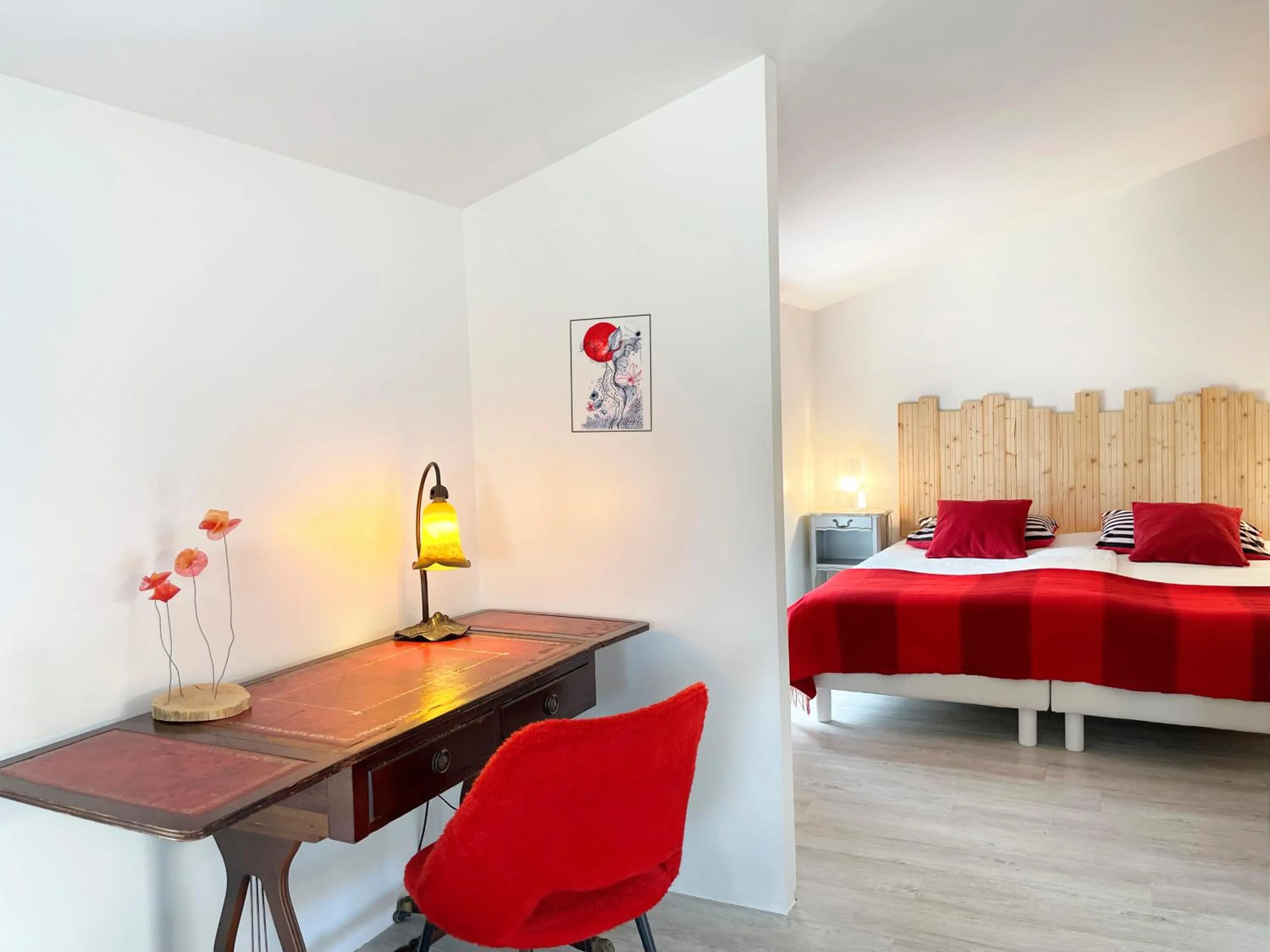 Property building, Bed in Chemin des Ormeaux