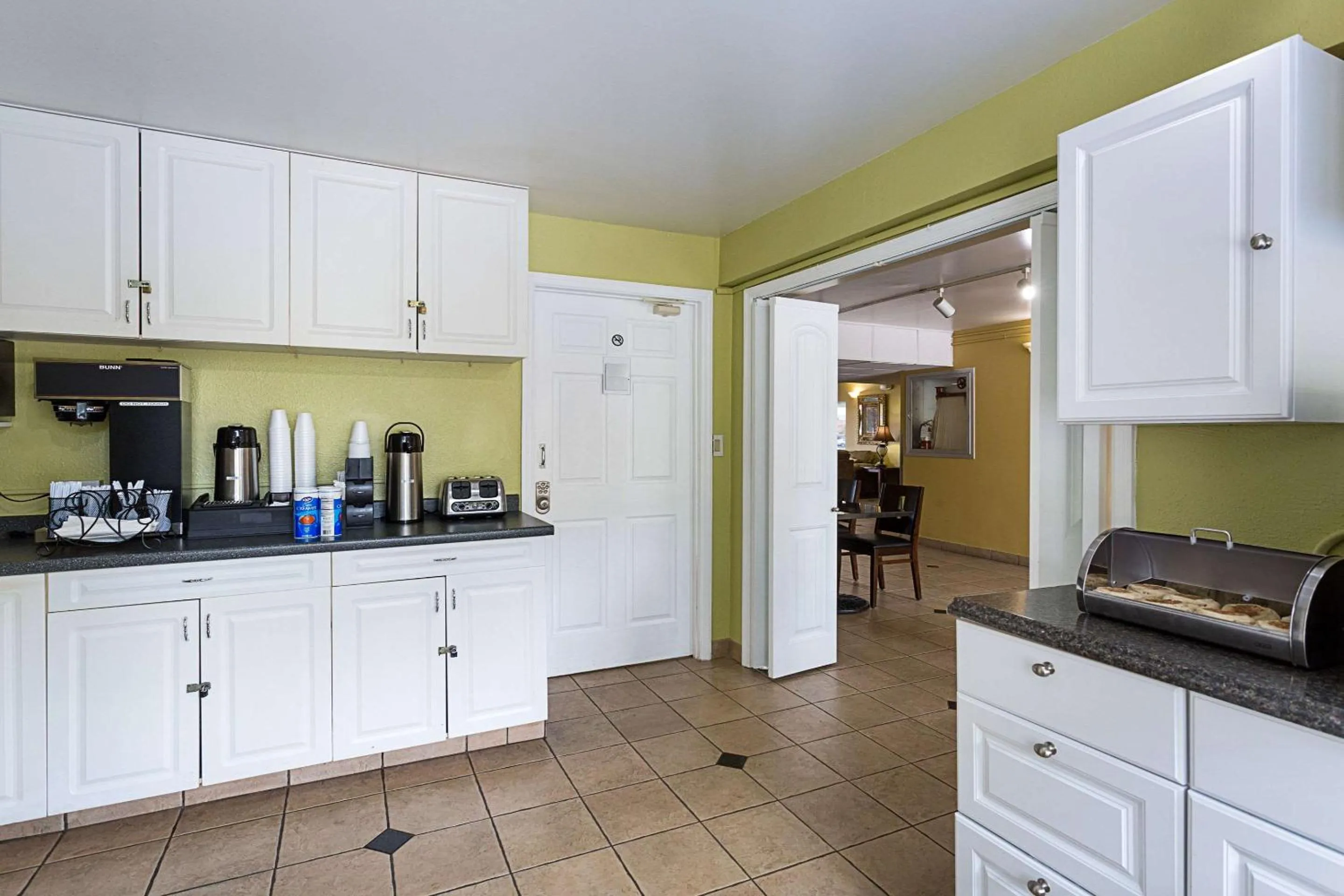 Restaurant/places to eat in Parkway Inn of Birmingham