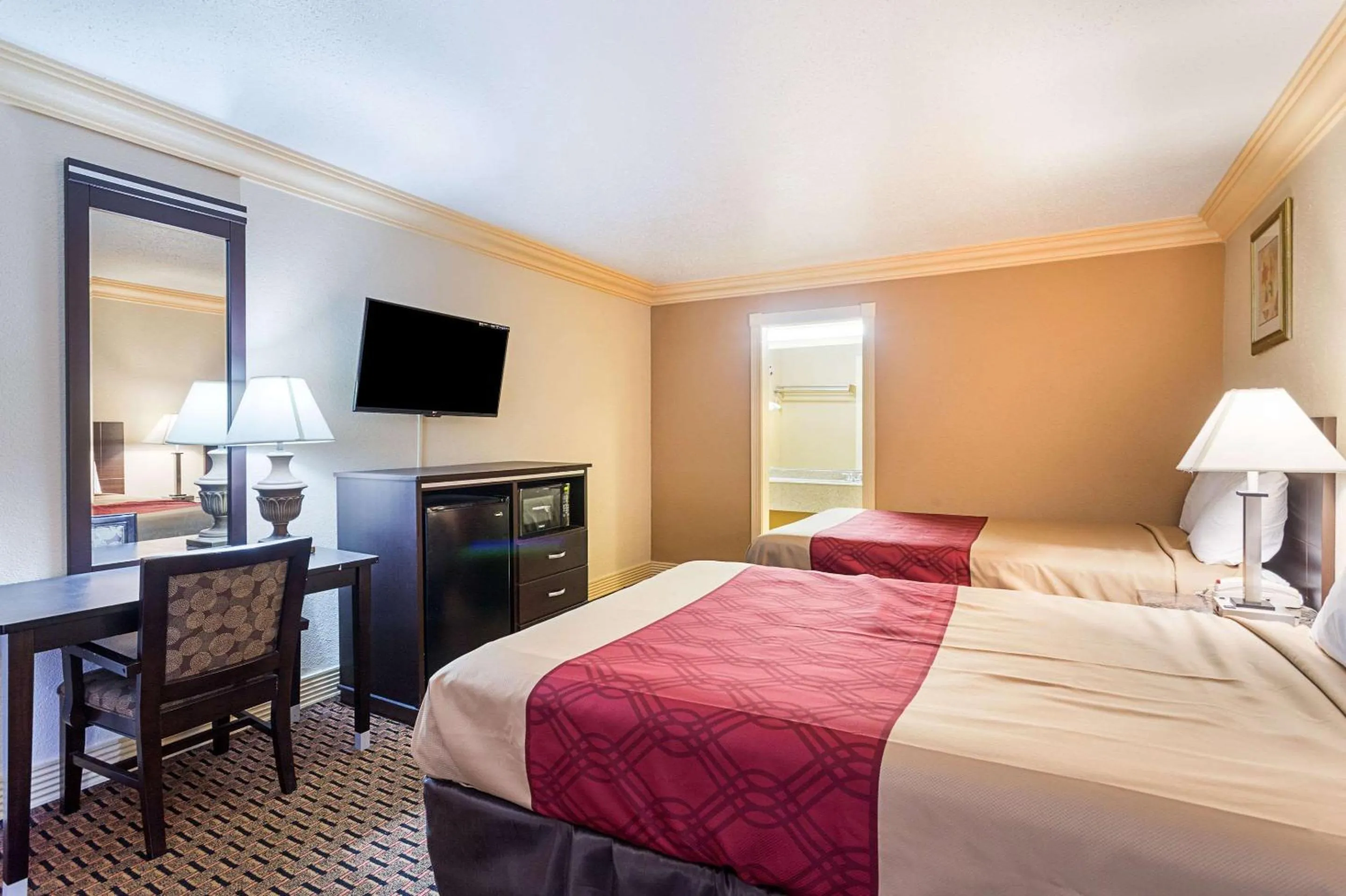 Photo of the whole room, Bed in Parkway Inn of Birmingham