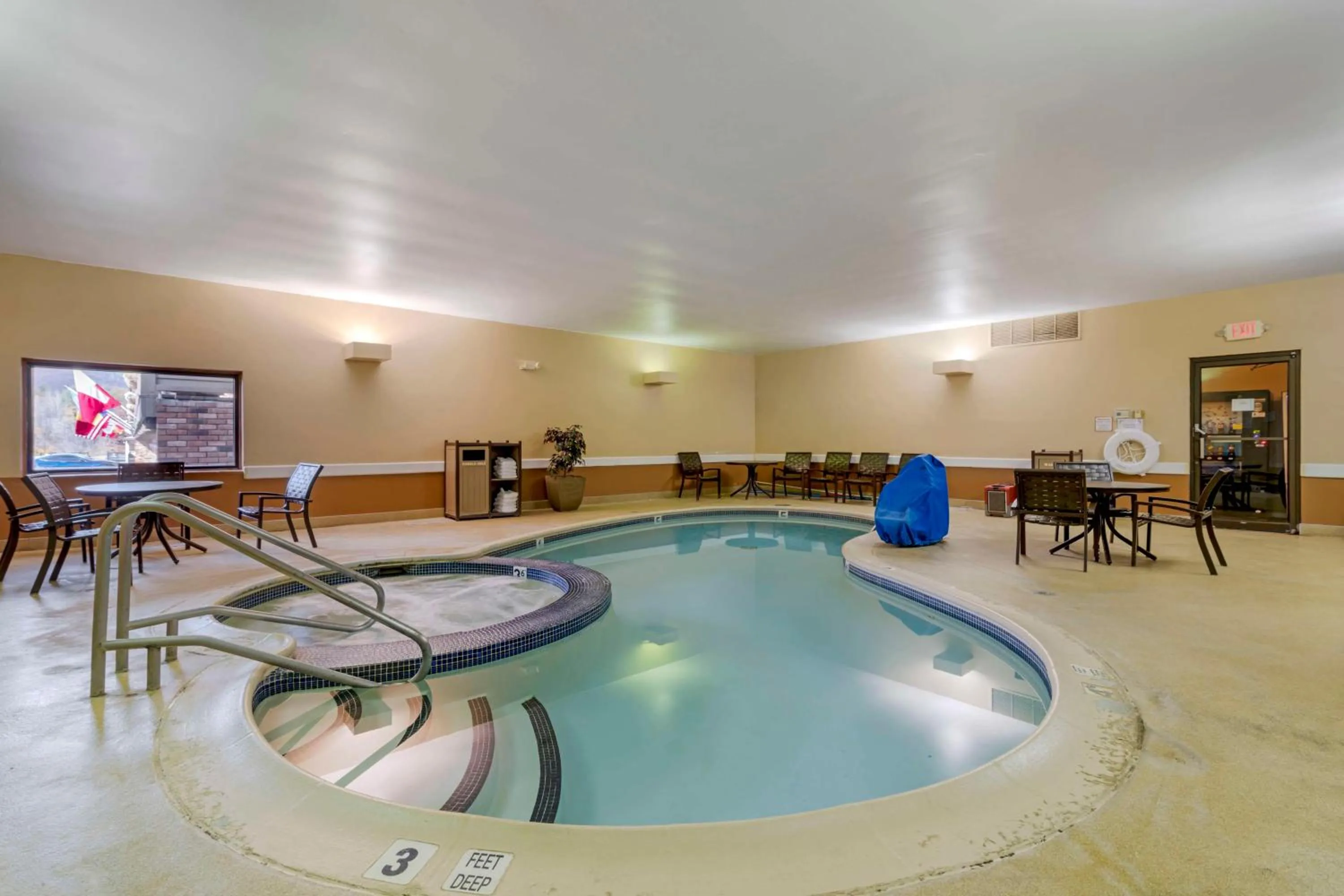 Pool view in Best Western of Lake George