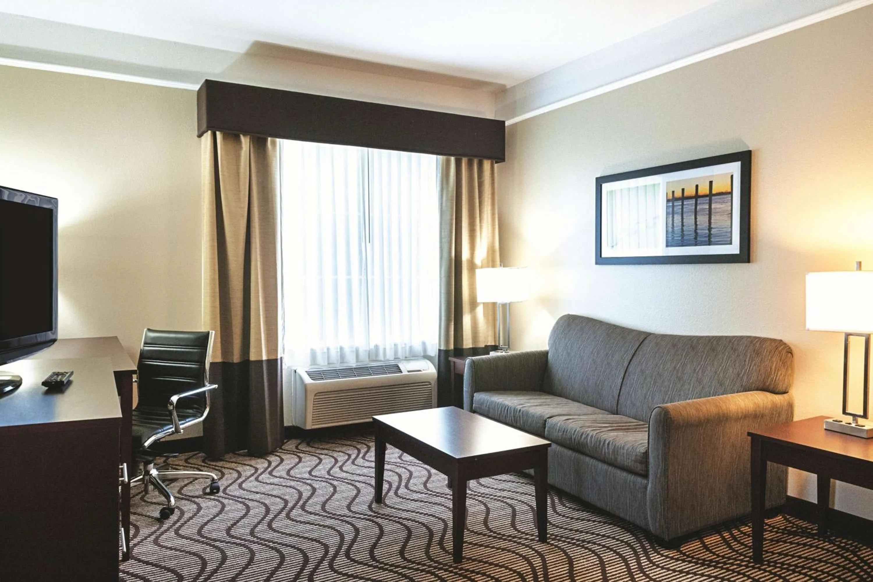 Photo of the whole room in La Quinta by Wyndham Houma