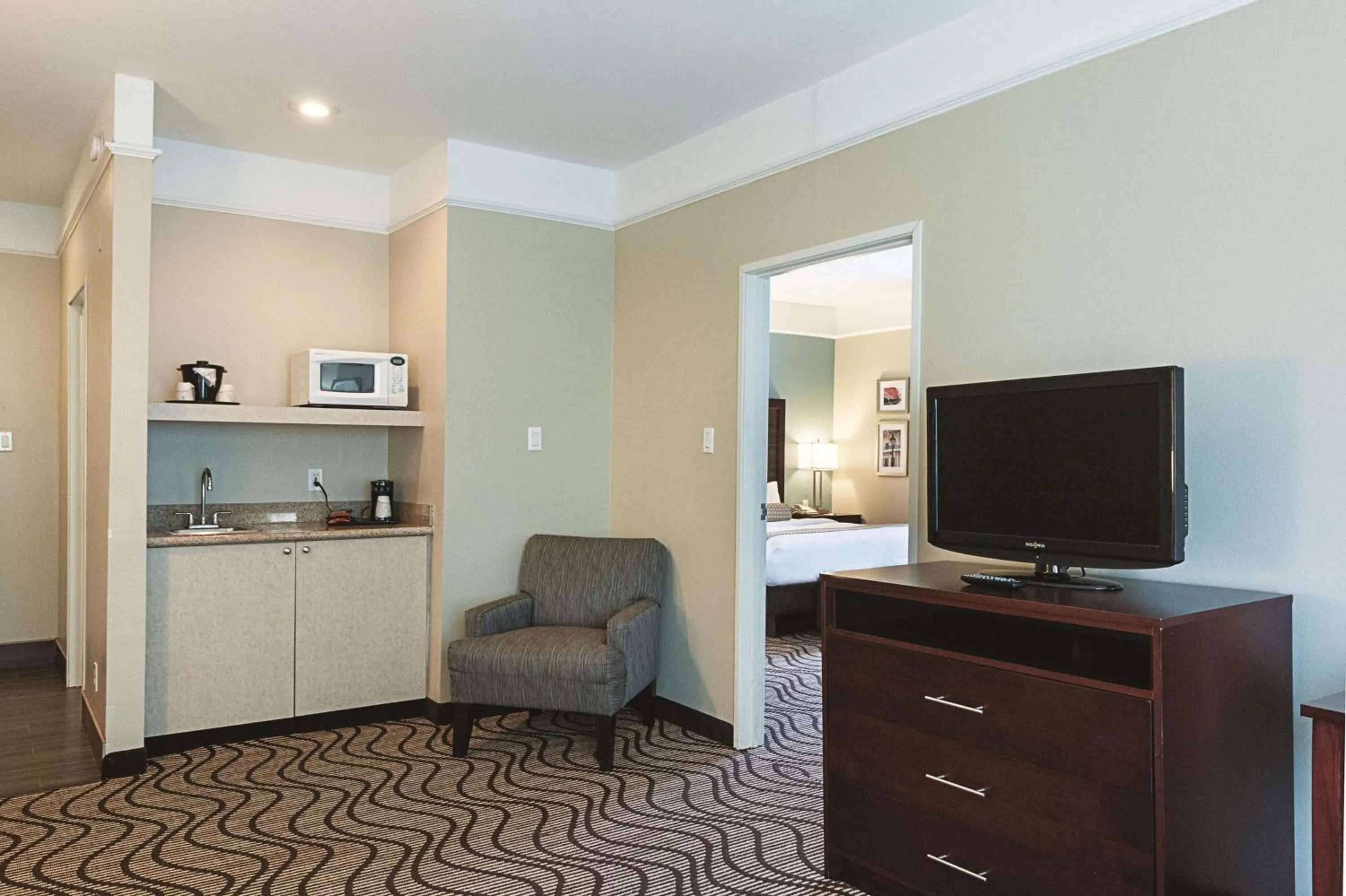 Photo of the whole room in La Quinta by Wyndham Houma