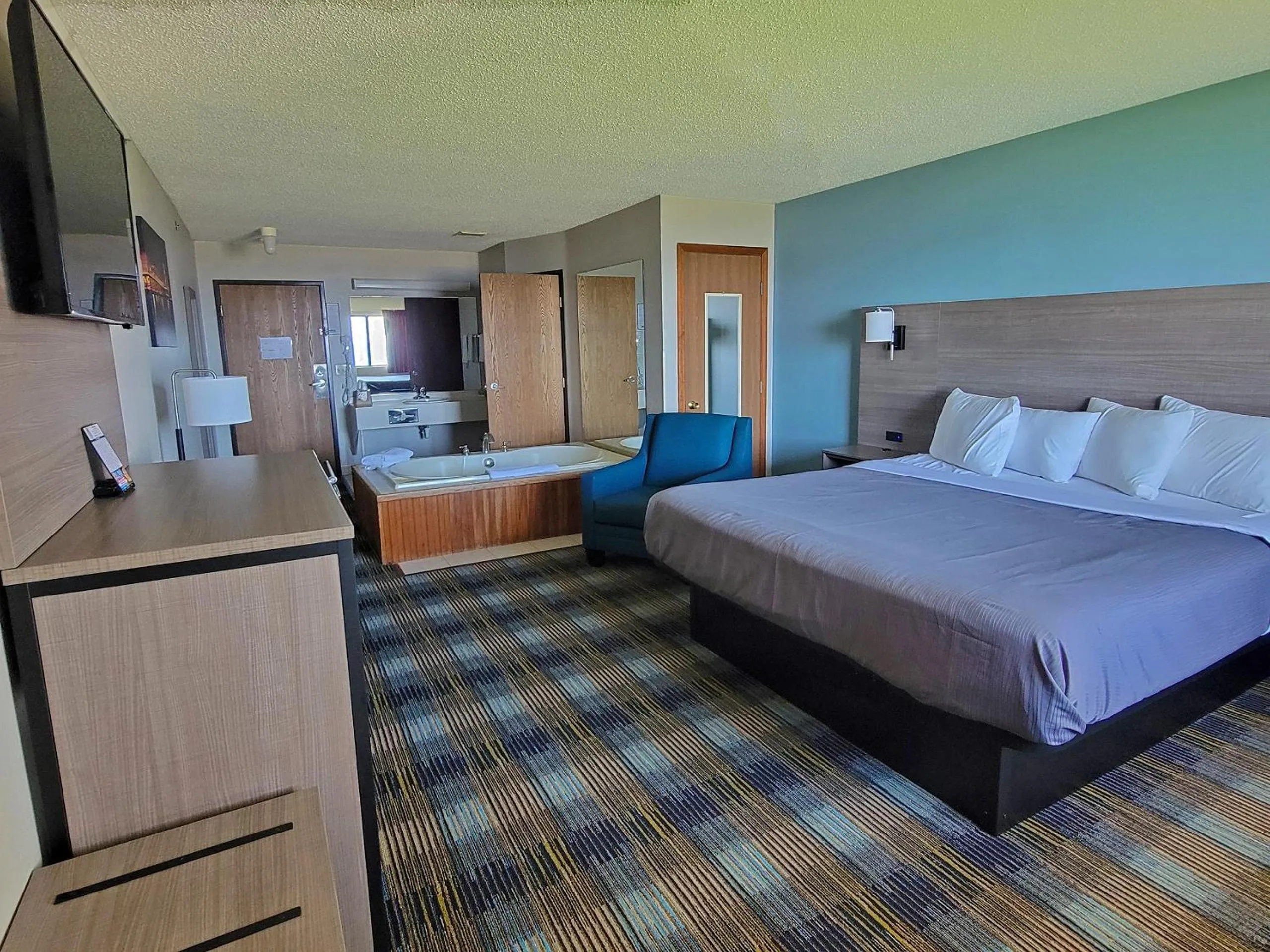 Bed in Bavarian Haus Lakefront Inn