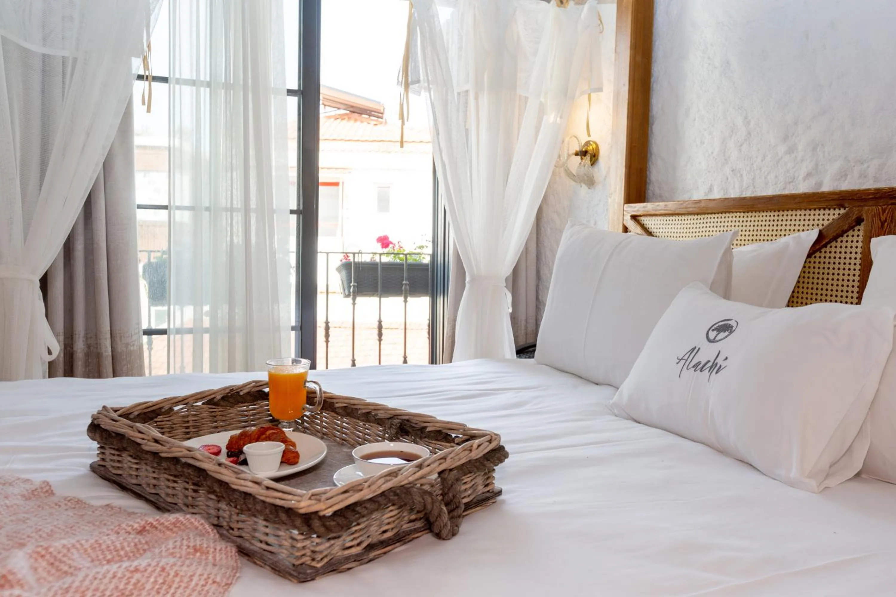 Drinks, Bed in Alachi Hotel