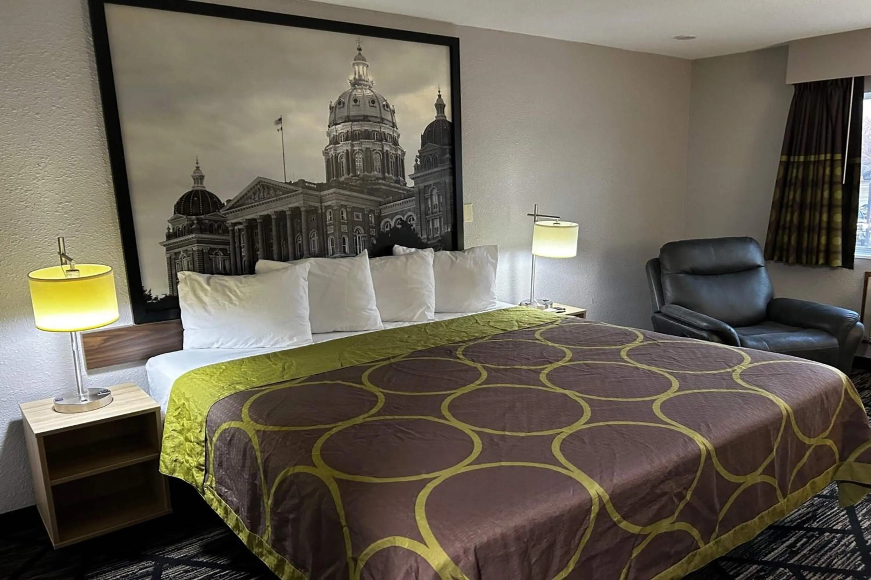 Photo of the whole room, Bed in Super 8 by Wyndham Pella