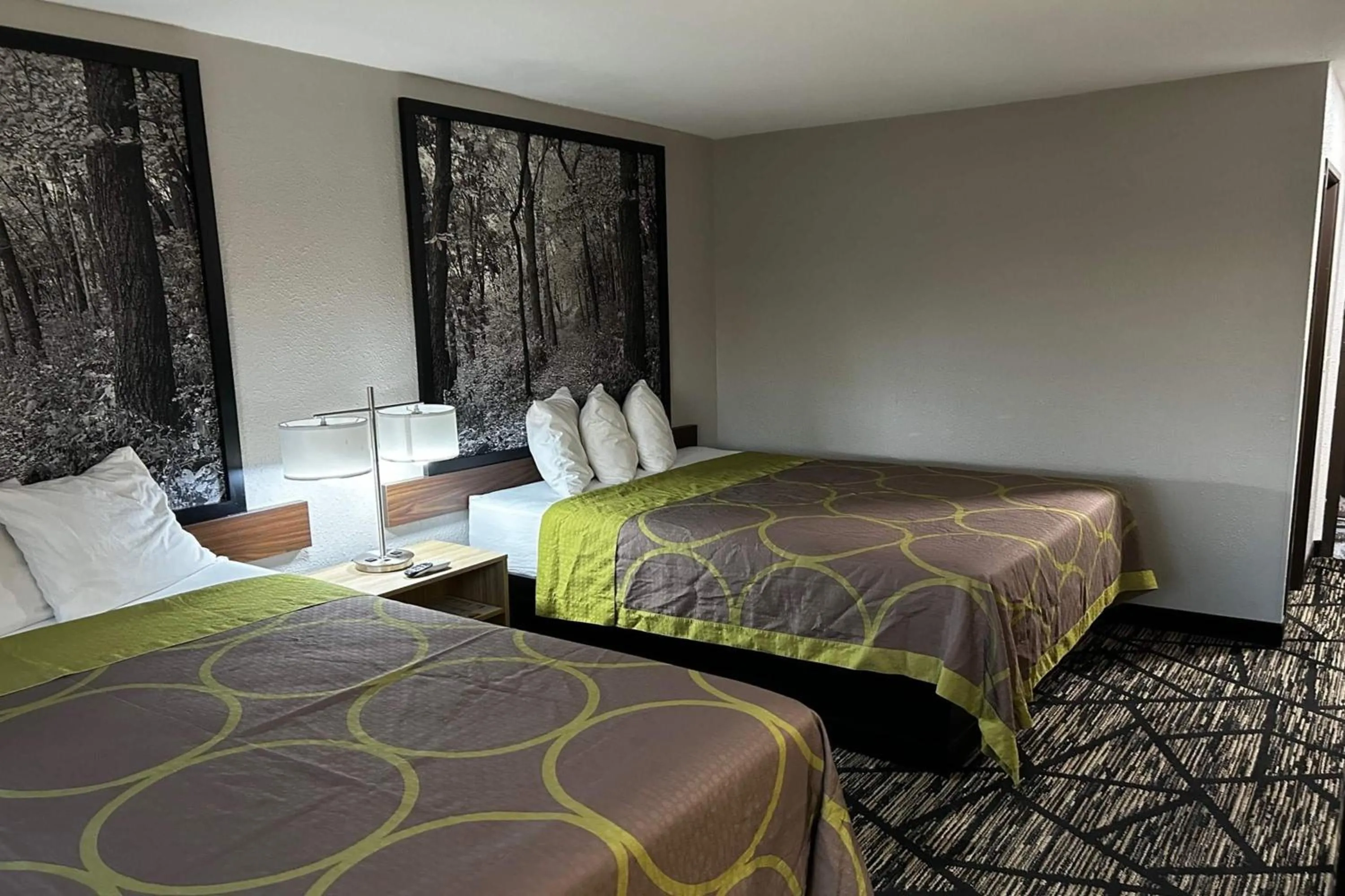 Photo of the whole room, Bed in Super 8 by Wyndham Pella