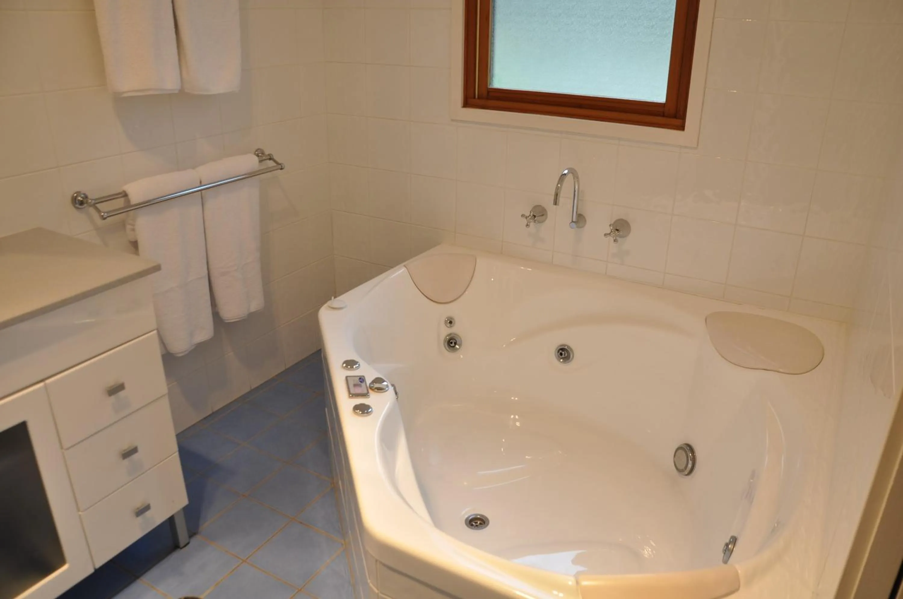 Bathroom in Pokolbin Village Estate