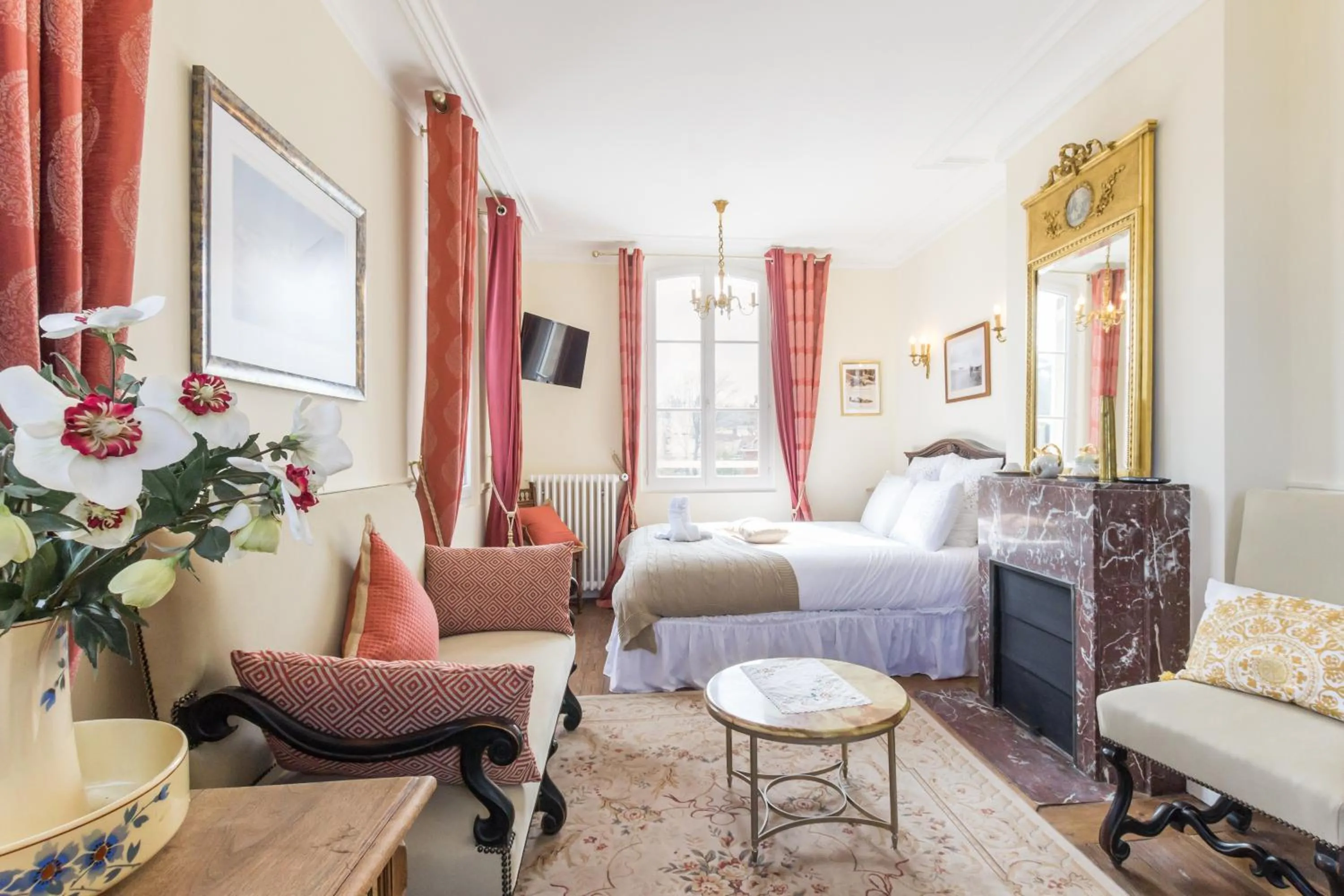 Deluxe Suite with Sea View in DDay Aviators Le Manoir