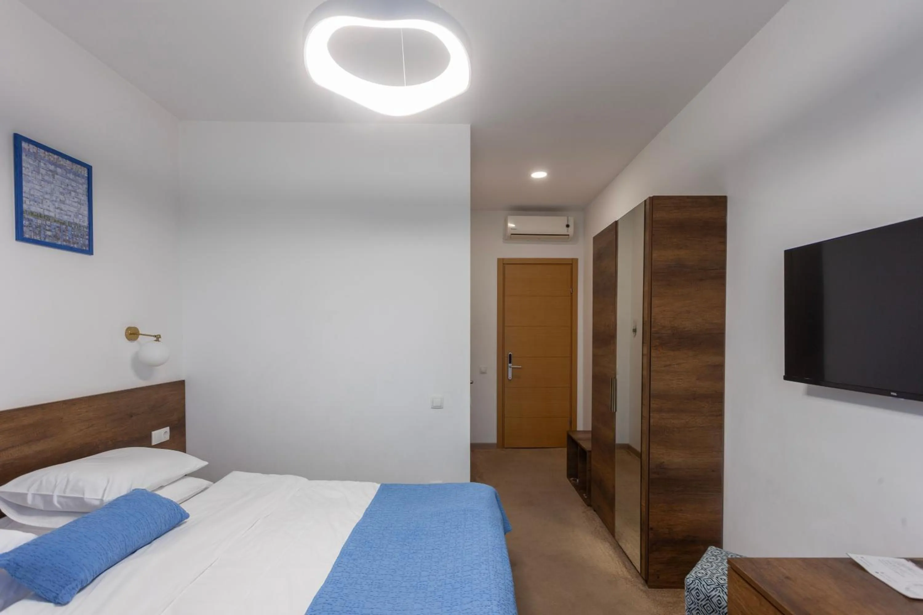 Bedroom, Bed in Alliance Hotel