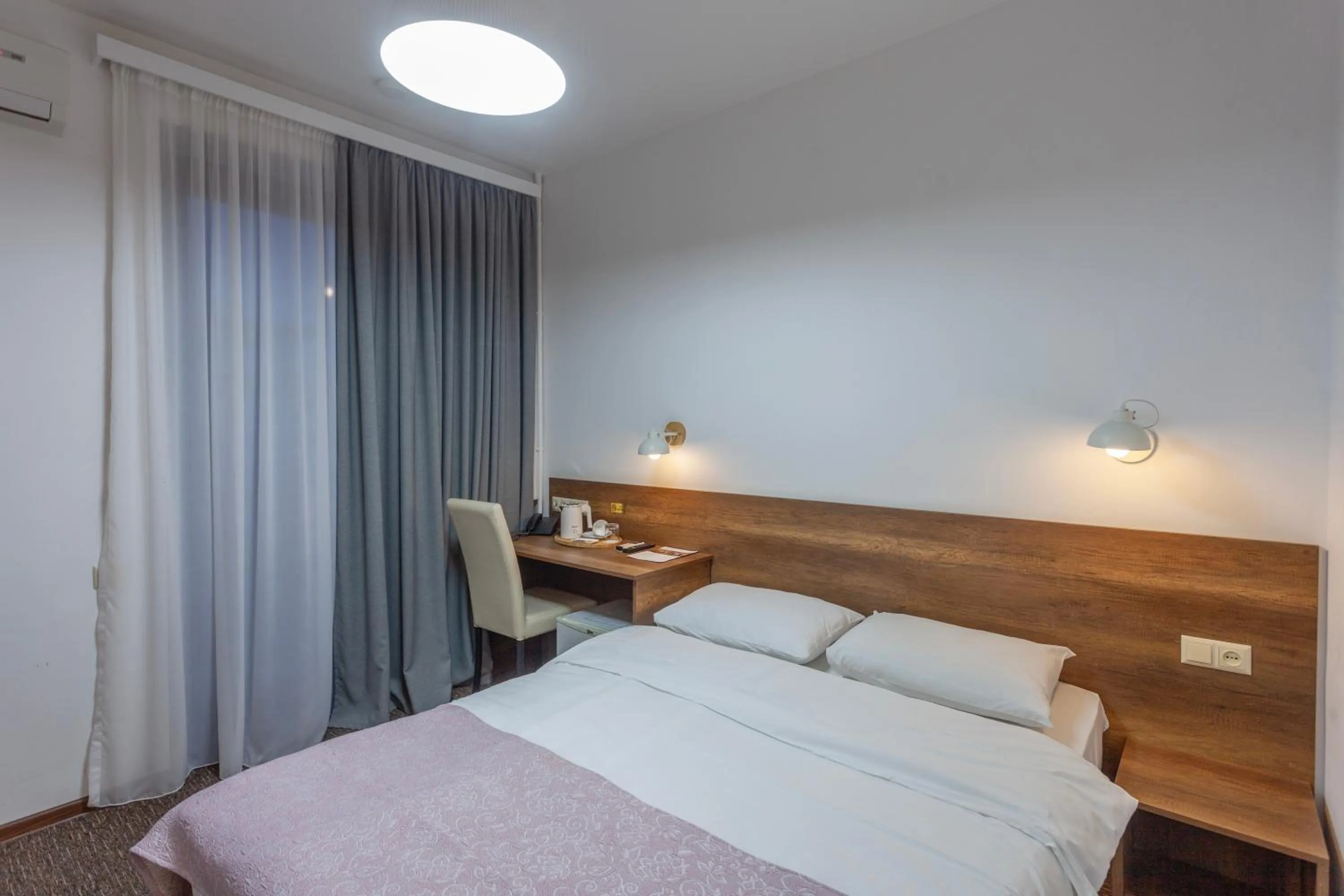 Bedroom, Bed in Alliance Hotel