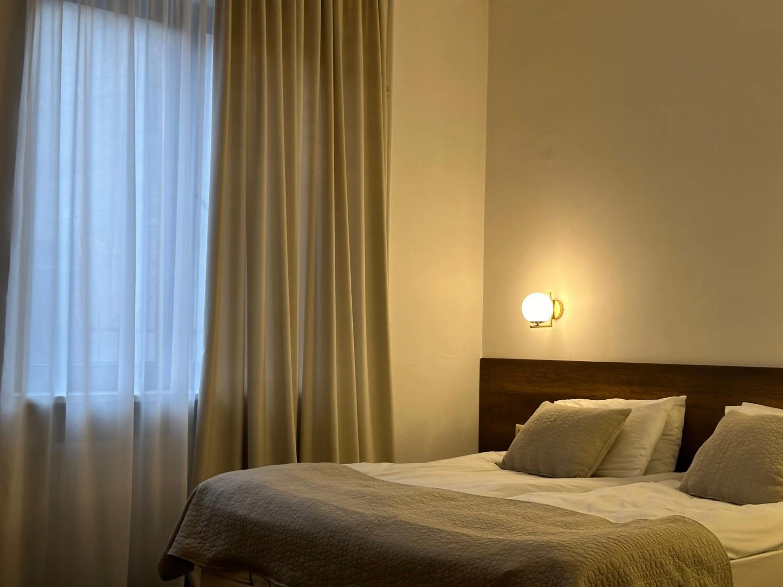 Bedroom, Bed in Alliance Hotel