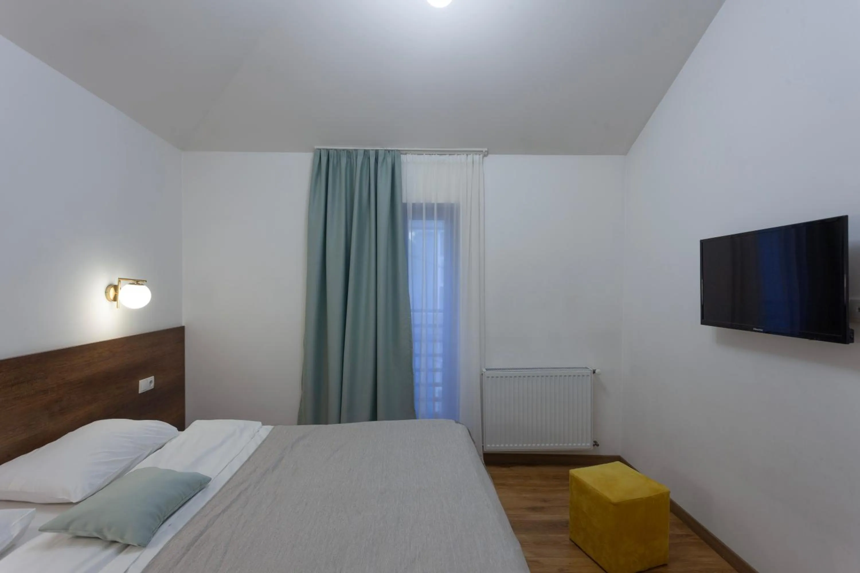 Bedroom, Bed in Alliance Hotel