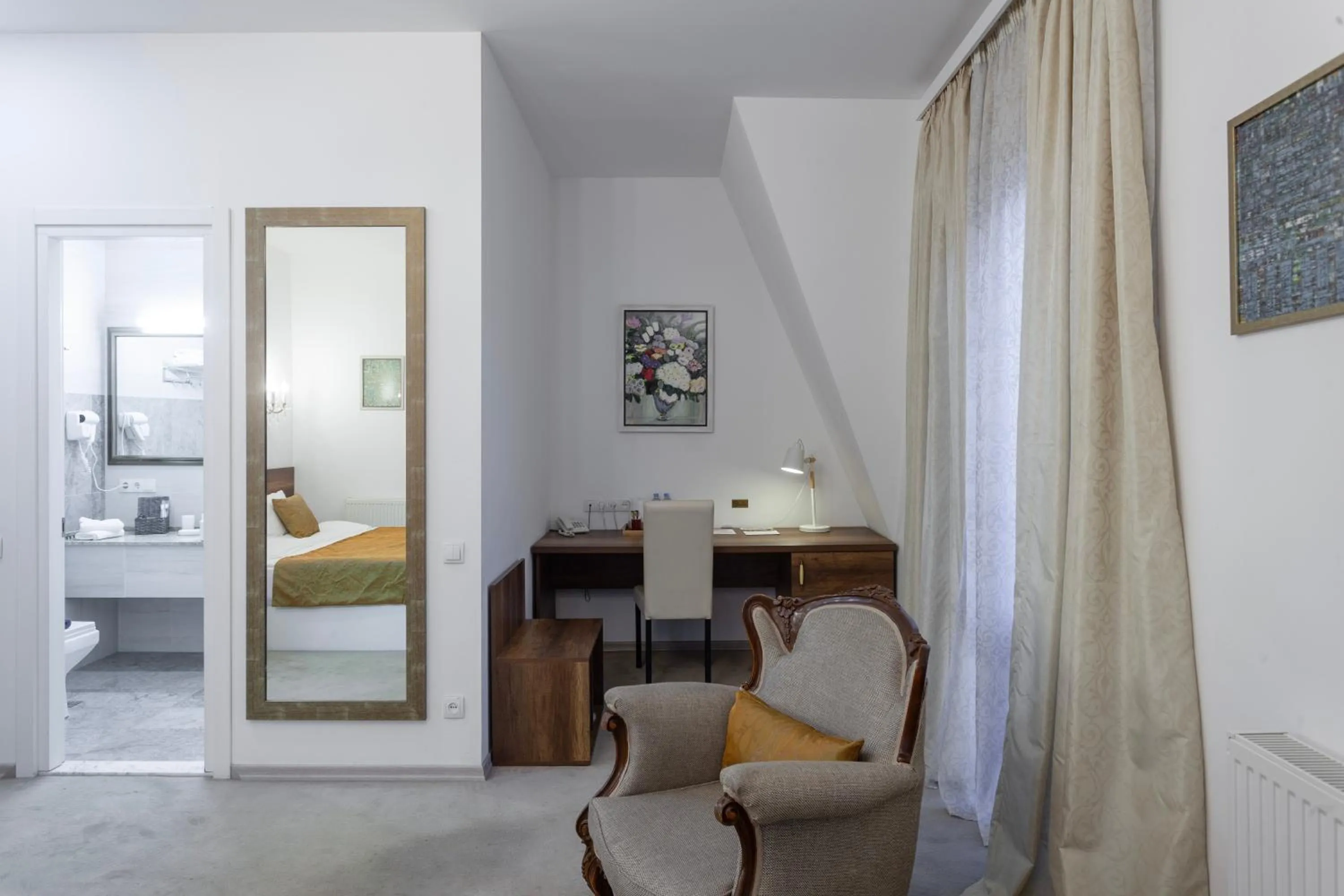 Bedroom, Bed in Alliance Hotel