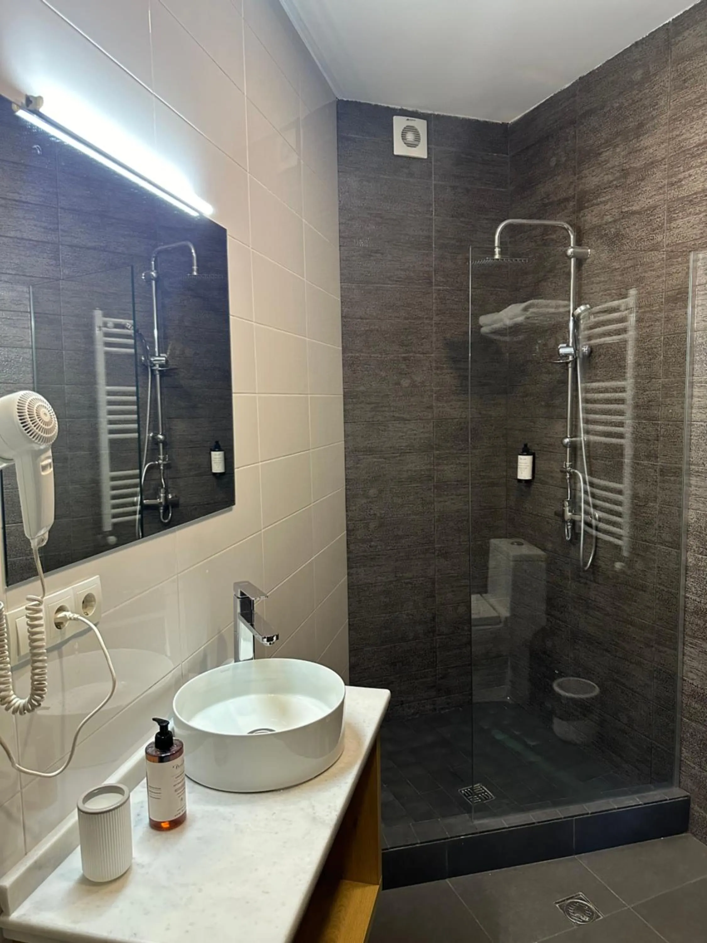 Bathroom in Alliance Hotel