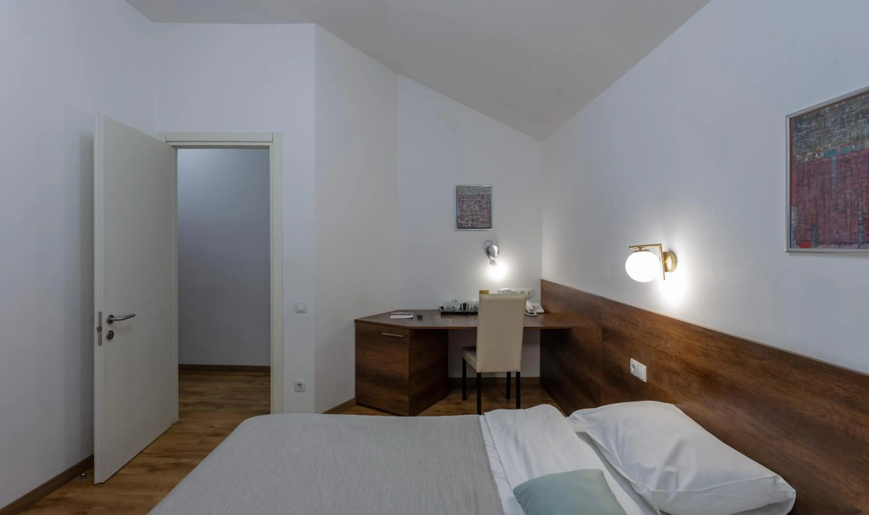 Bedroom, Bed in Alliance Hotel