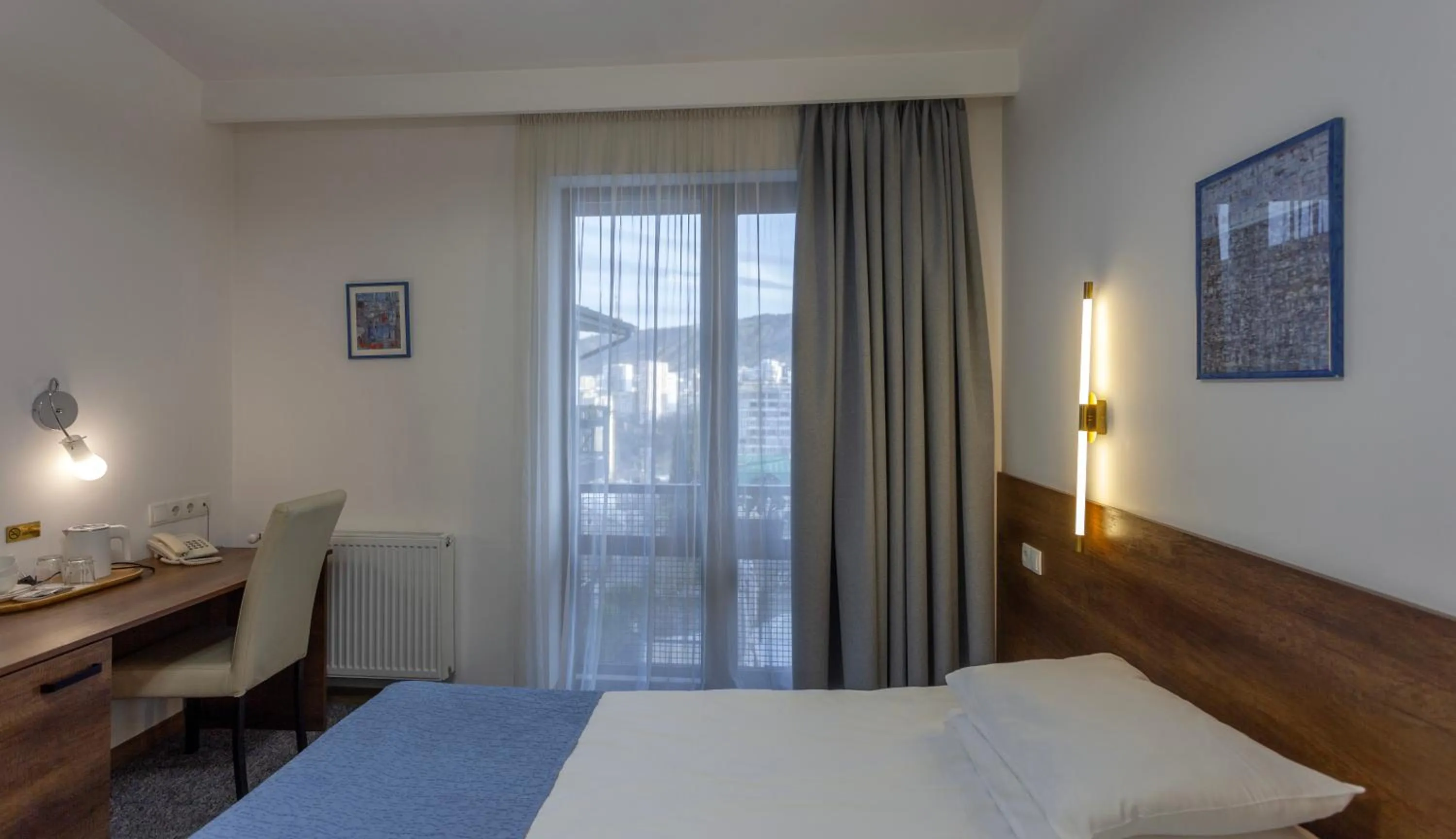 Bedroom, Bed in Alliance Hotel