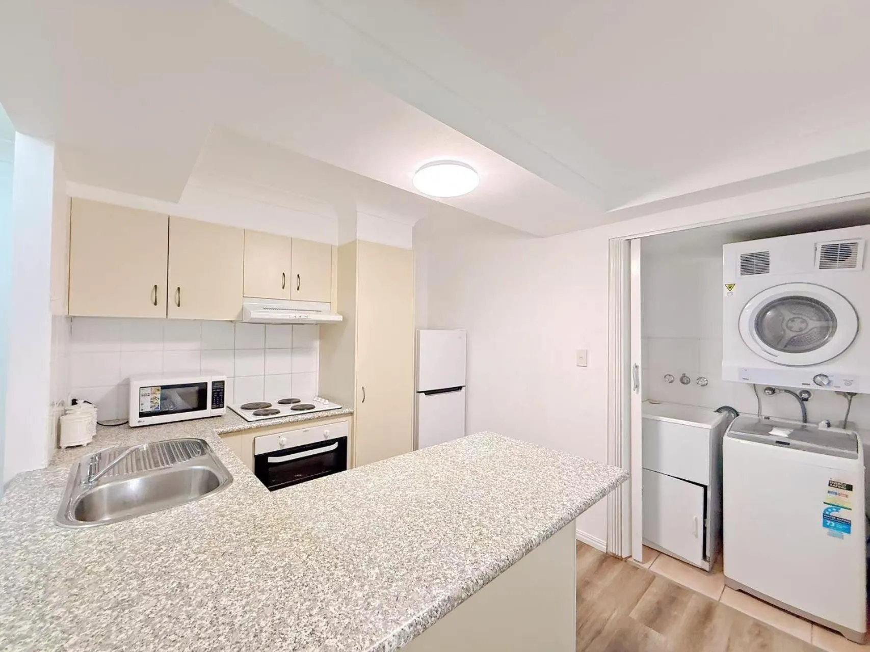 Kitchen or kitchenette in Karana Palms Resort