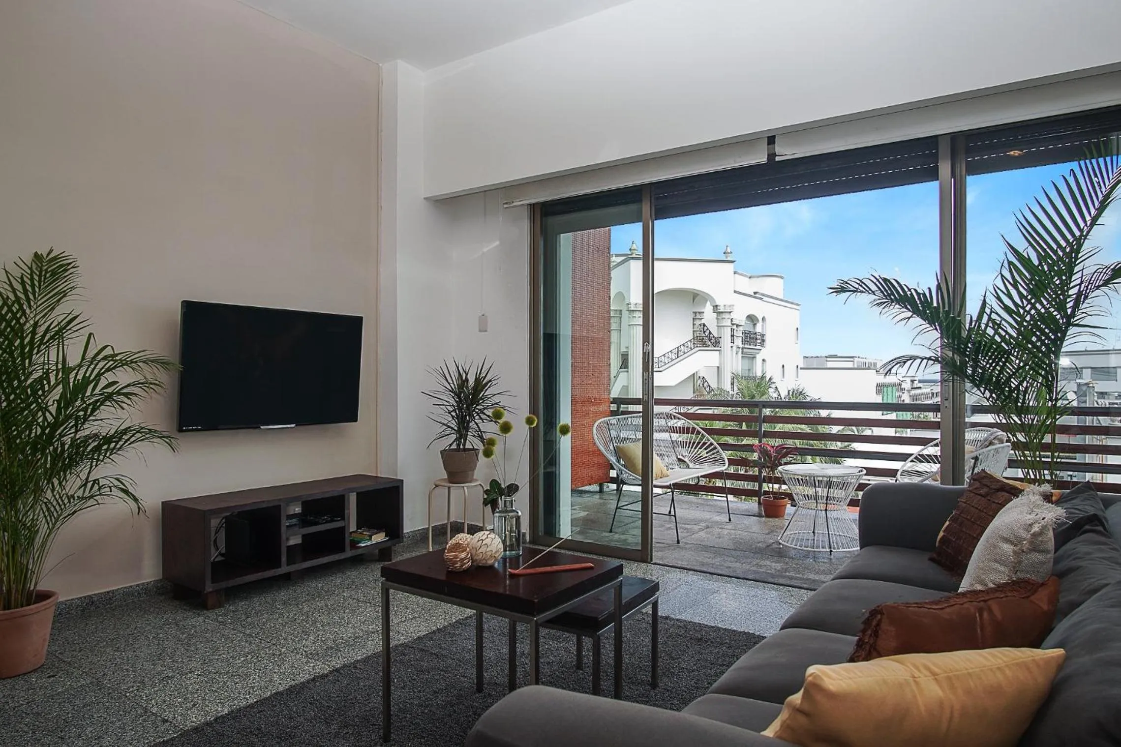 Communal lounge/ TV room in Infinito by Zamá Homes