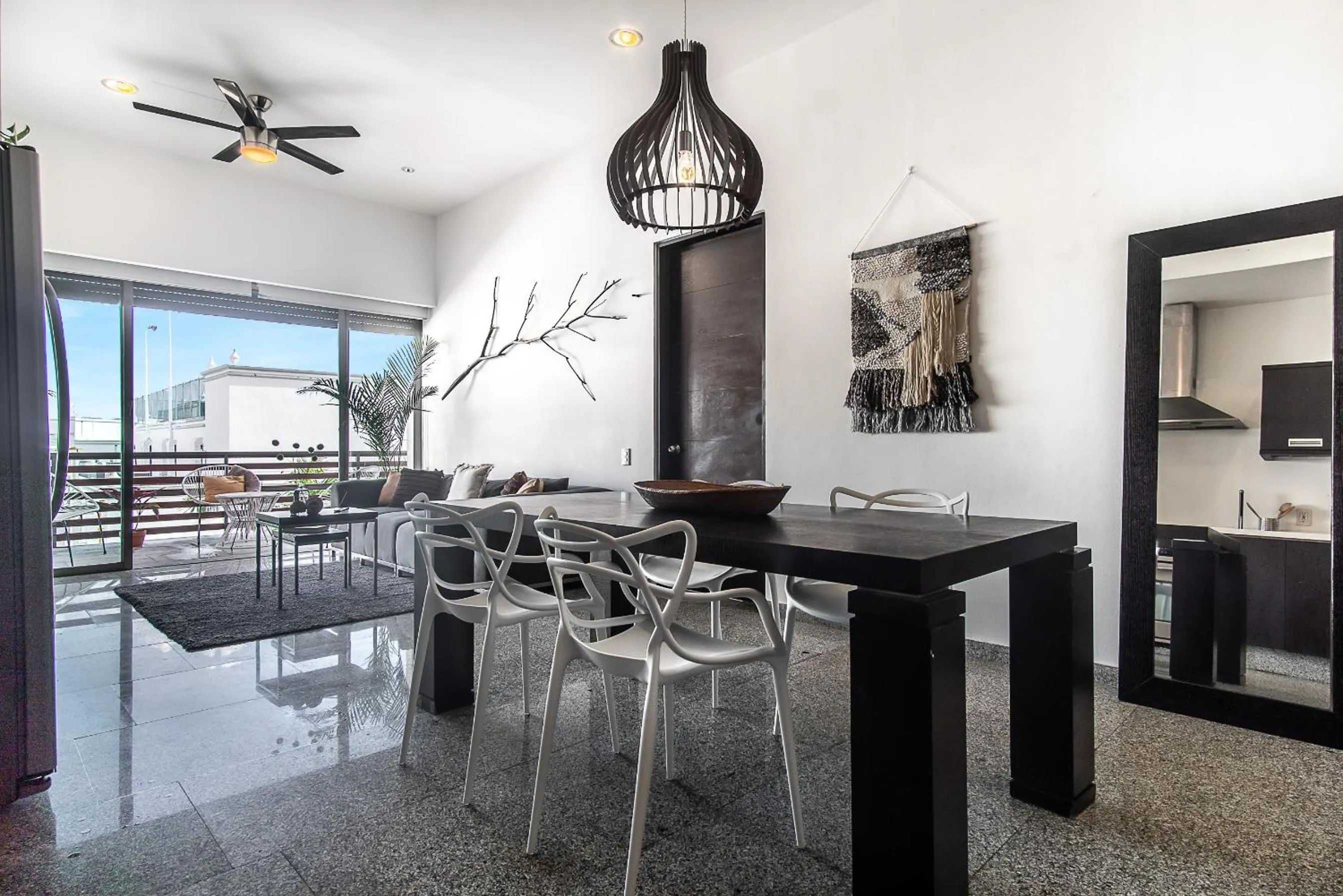 Dining area in Infinito by Zamá Homes