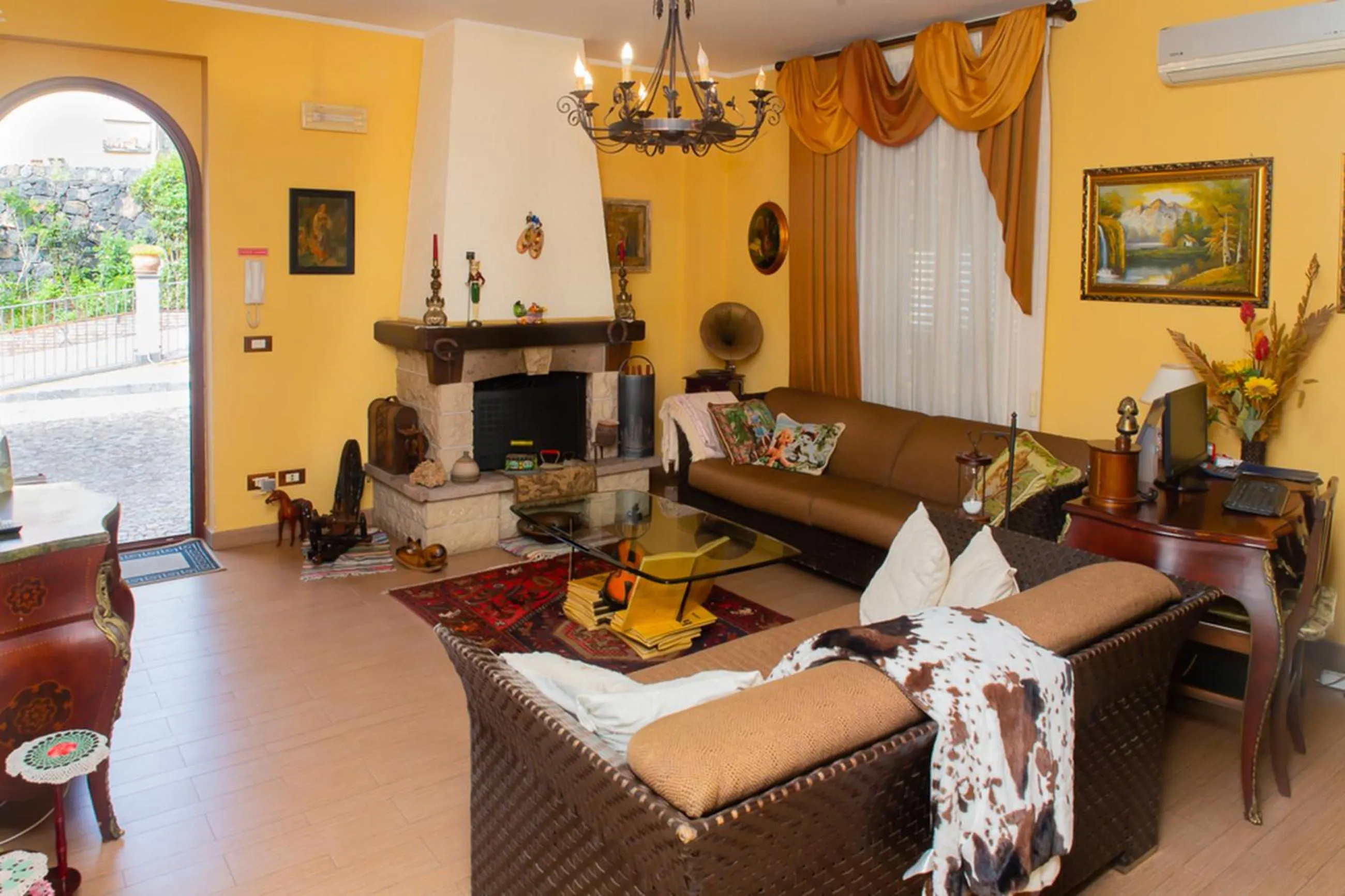 Communal lounge/ TV room in B&B Villa Liliya