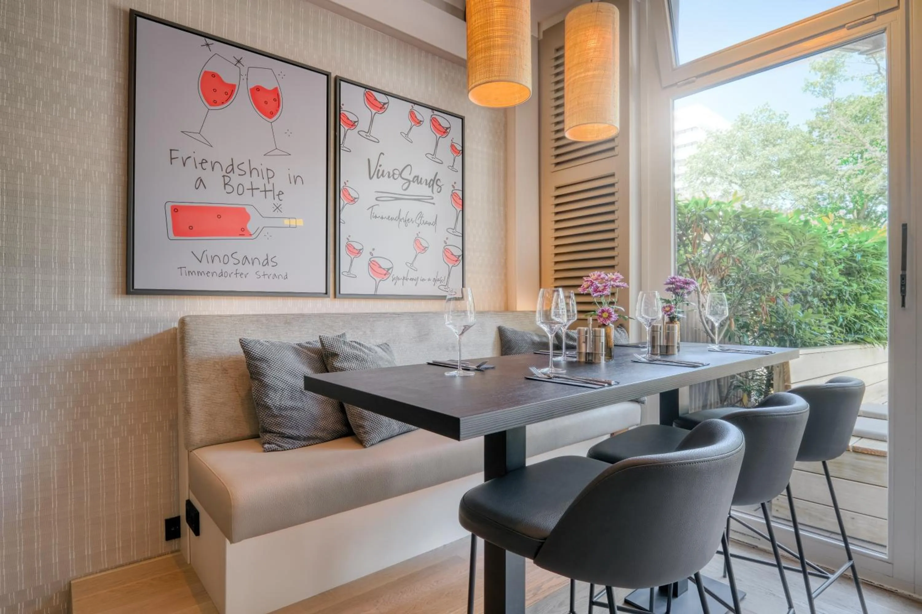 Restaurant/places to eat in Hotel Royal