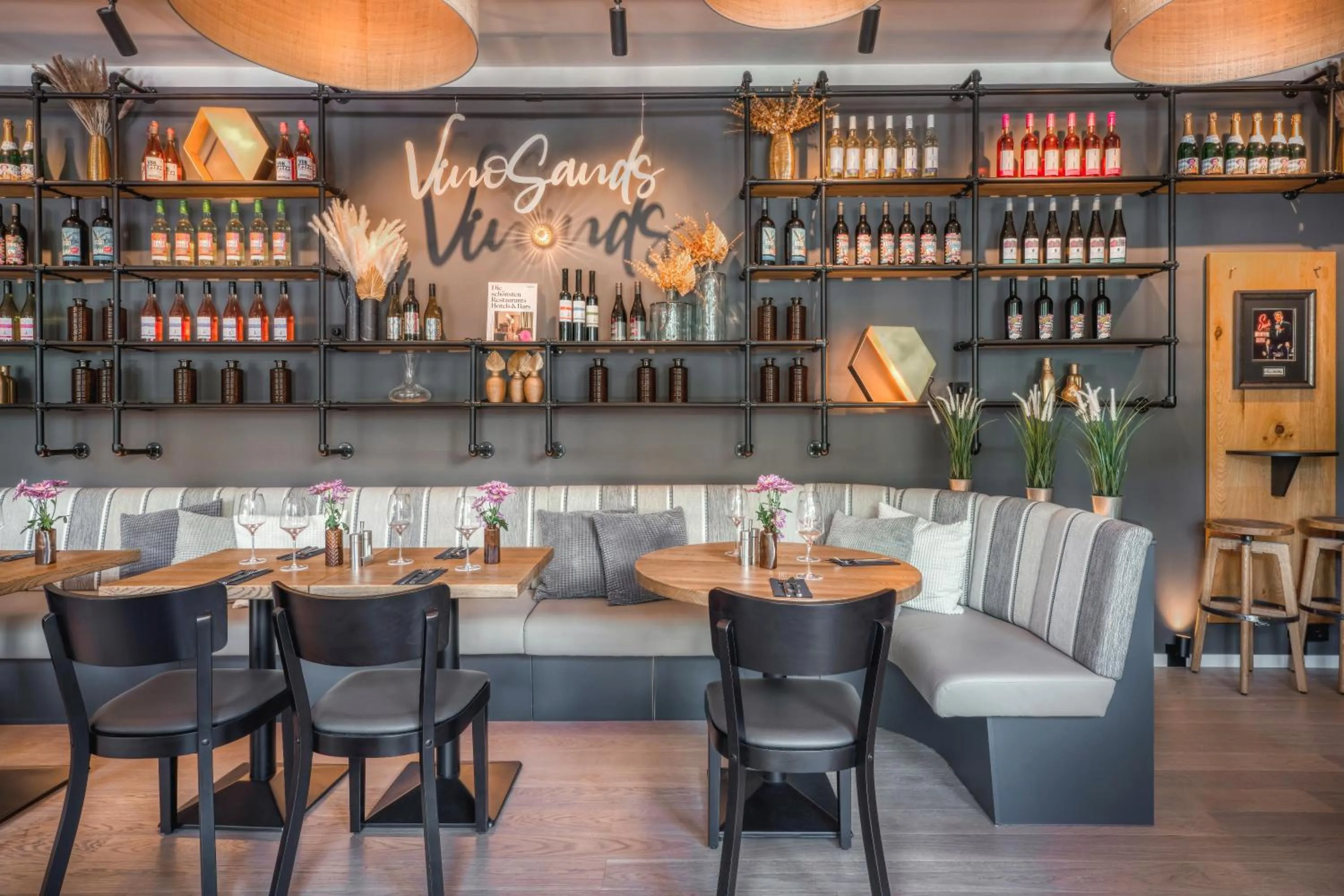 Restaurant/places to eat in Hotel Royal