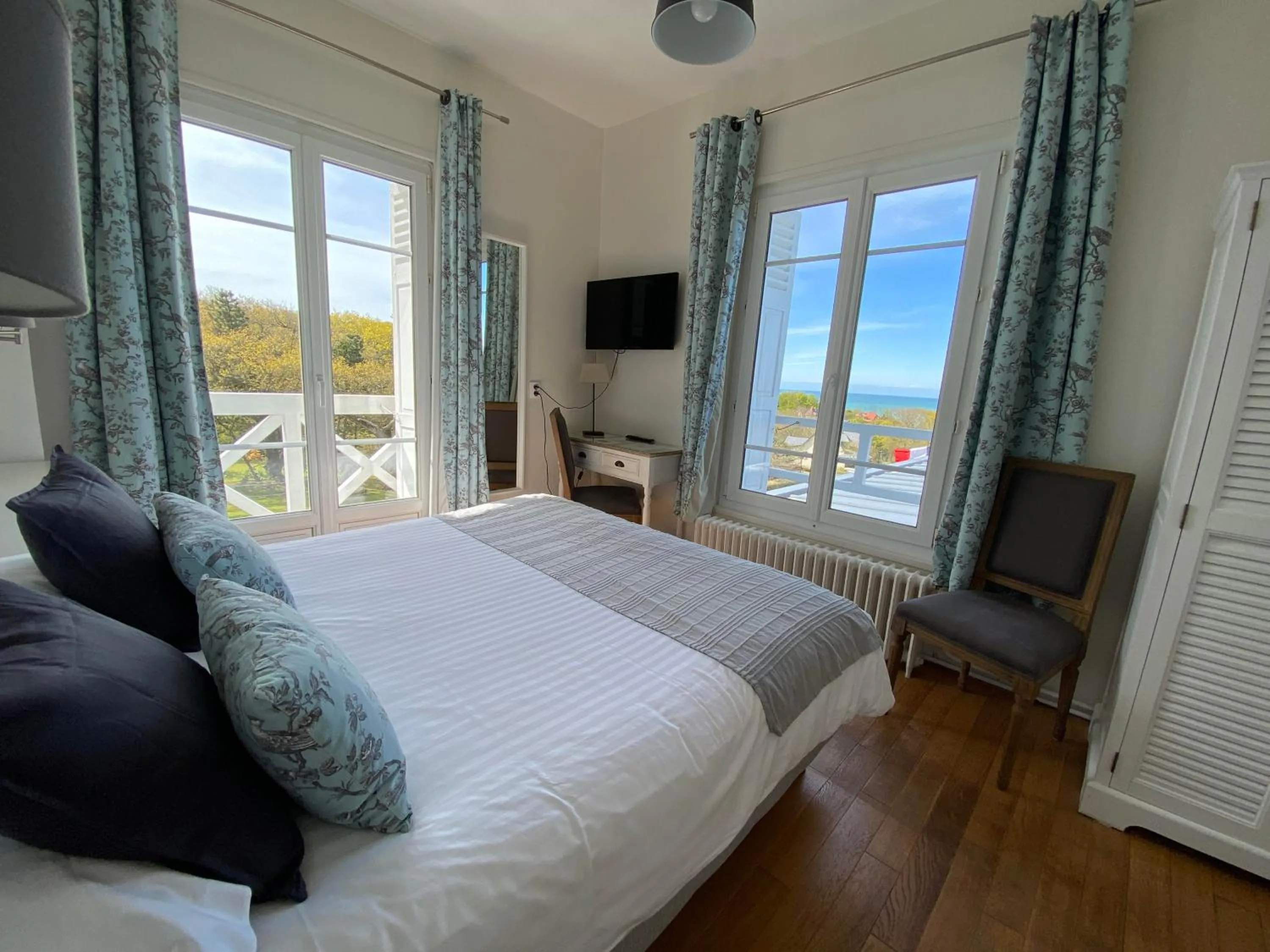 Photo of the whole room, Bed in Hôtel De La Terrasse