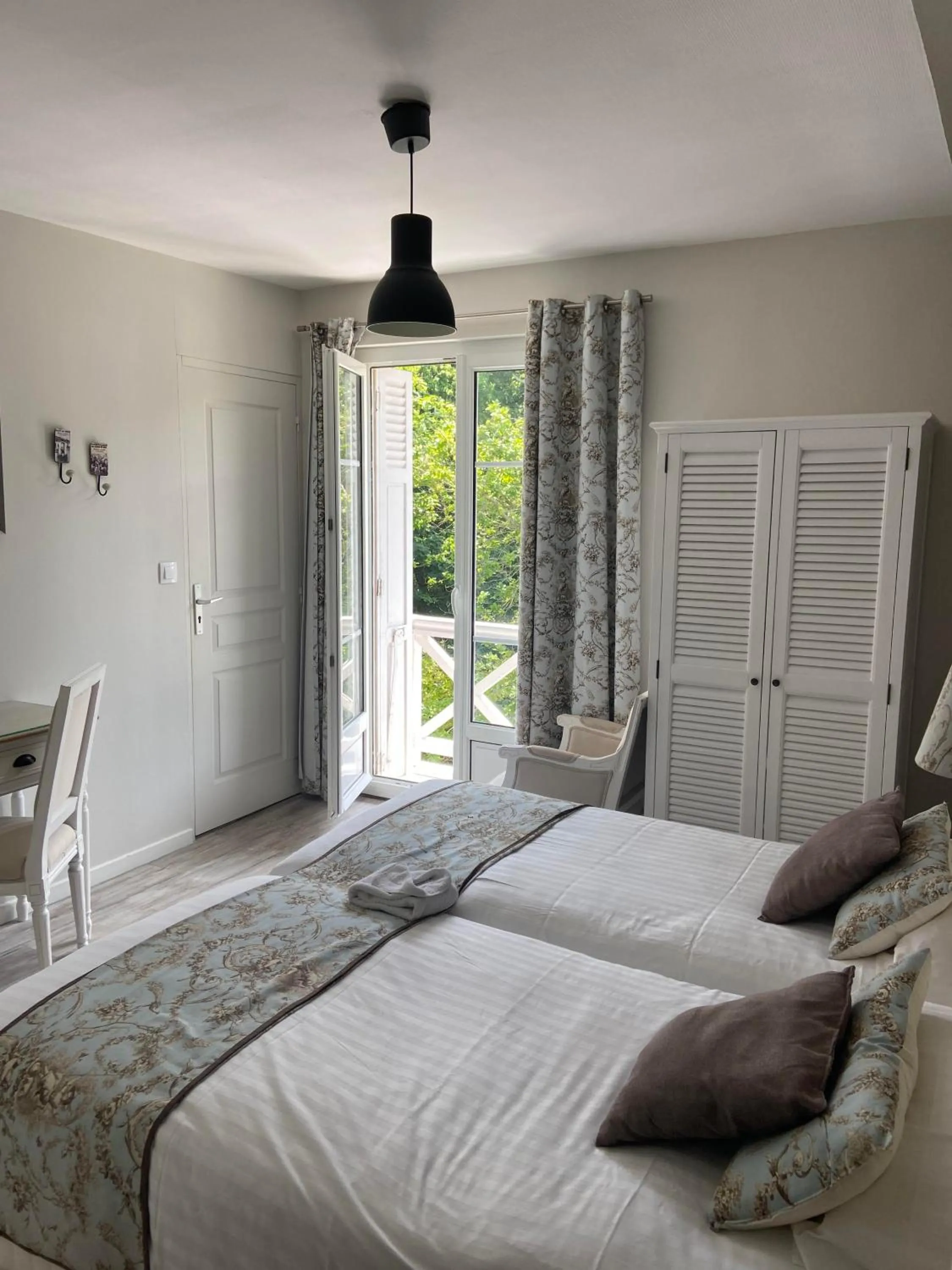 Bed in Hôtel De La Terrasse