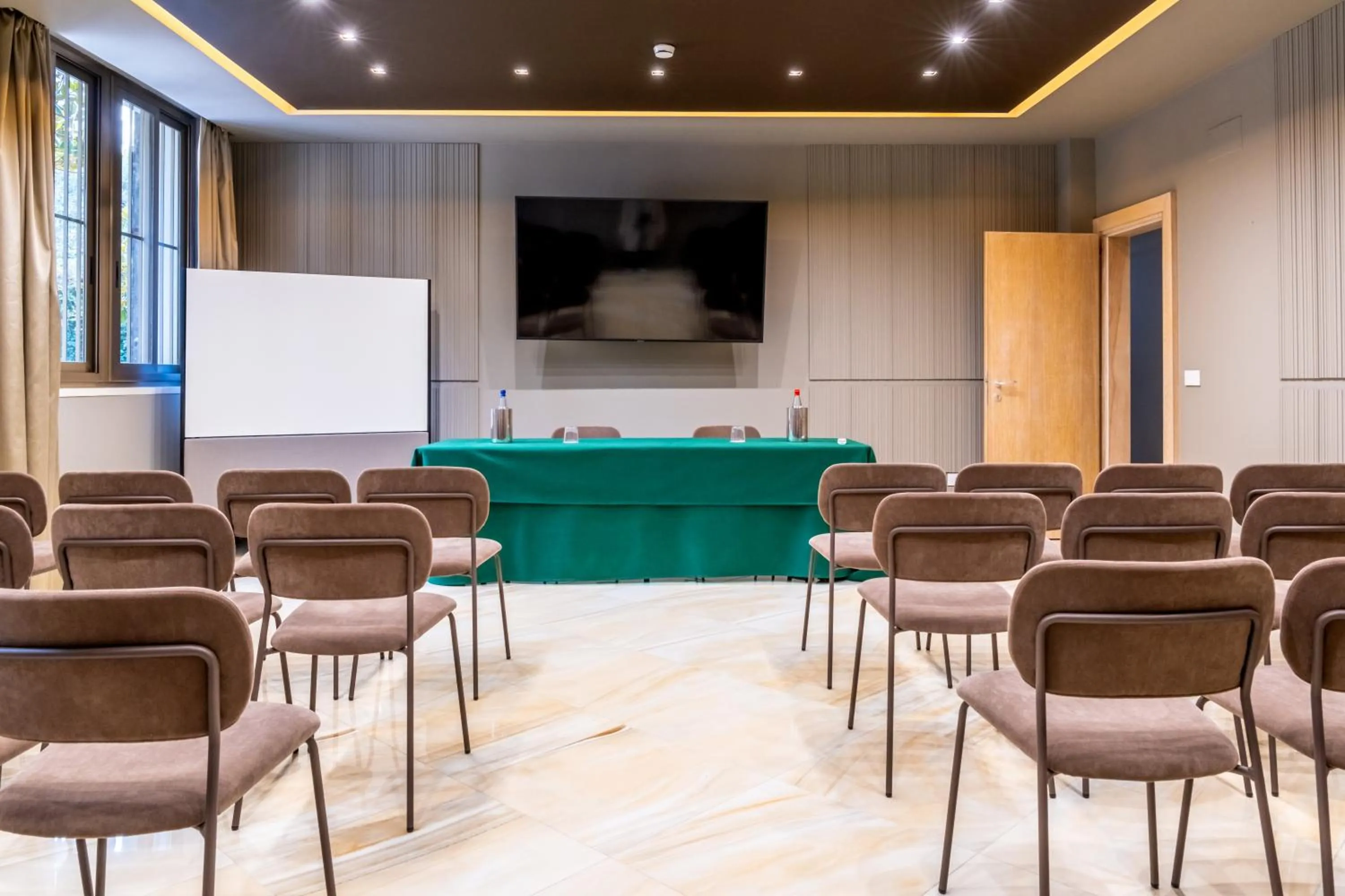 Meeting/conference room in 501 Hotel