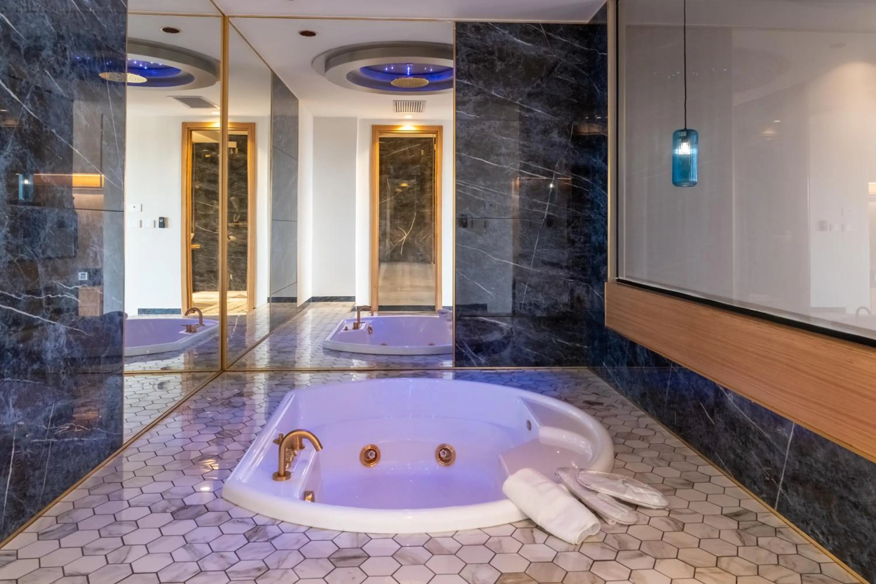 Hot Tub in 501 Hotel