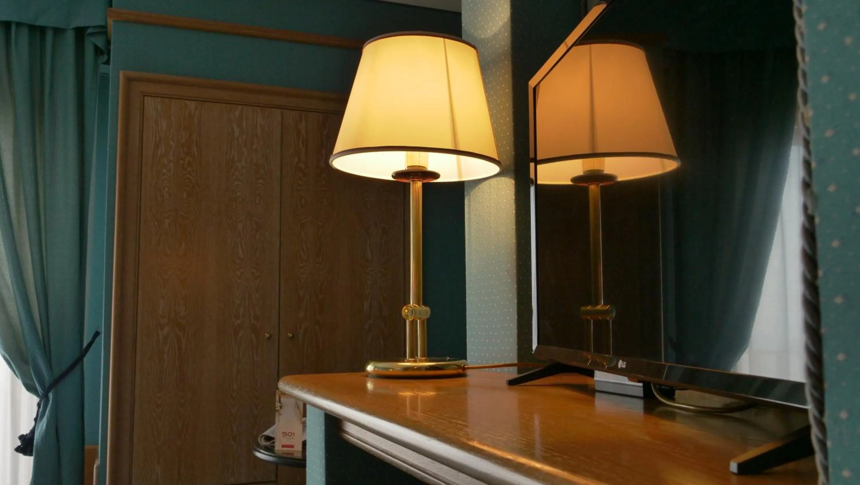 TV and multimedia in 501 Hotel