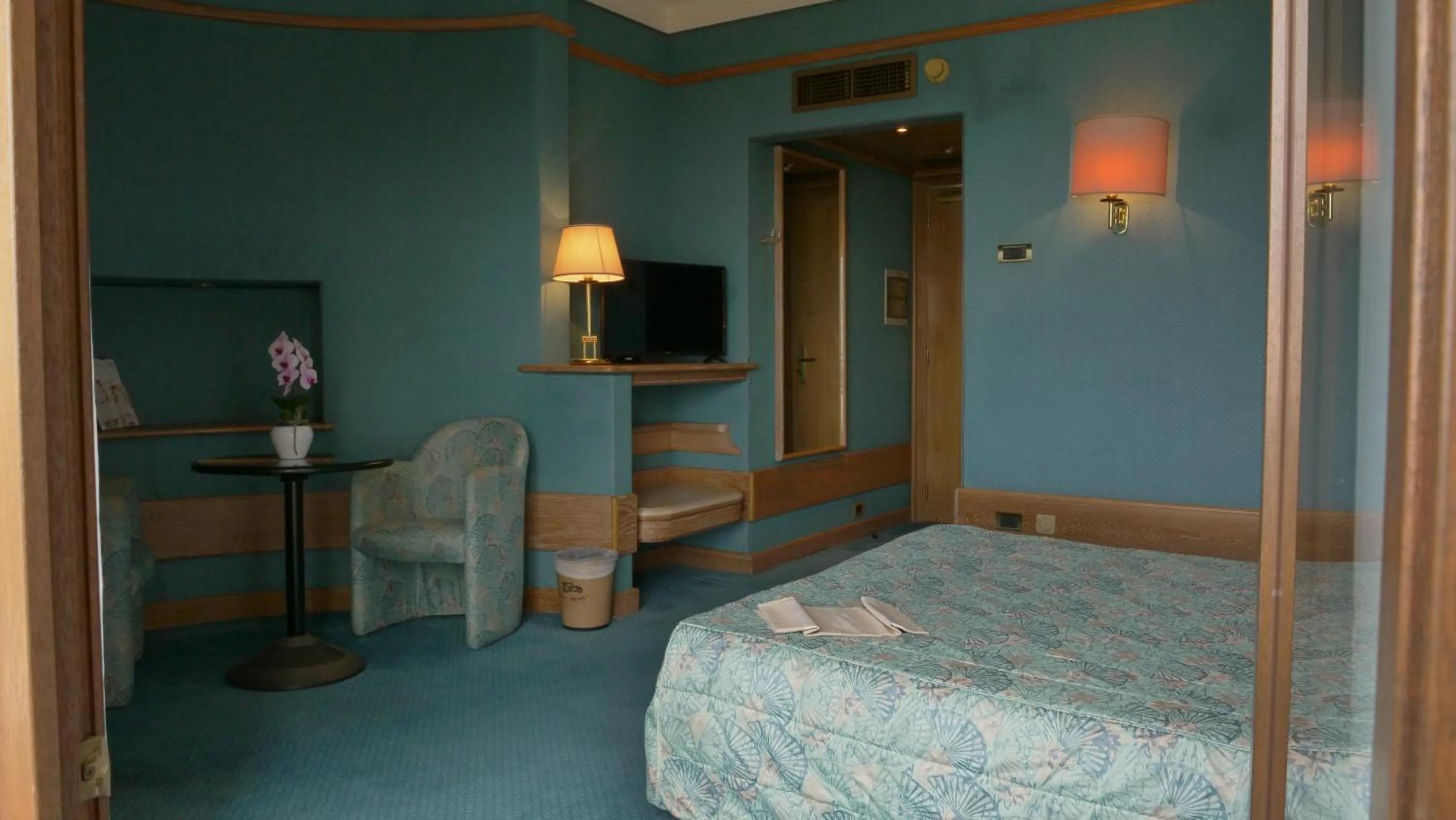 TV and multimedia, Bed in 501 Hotel