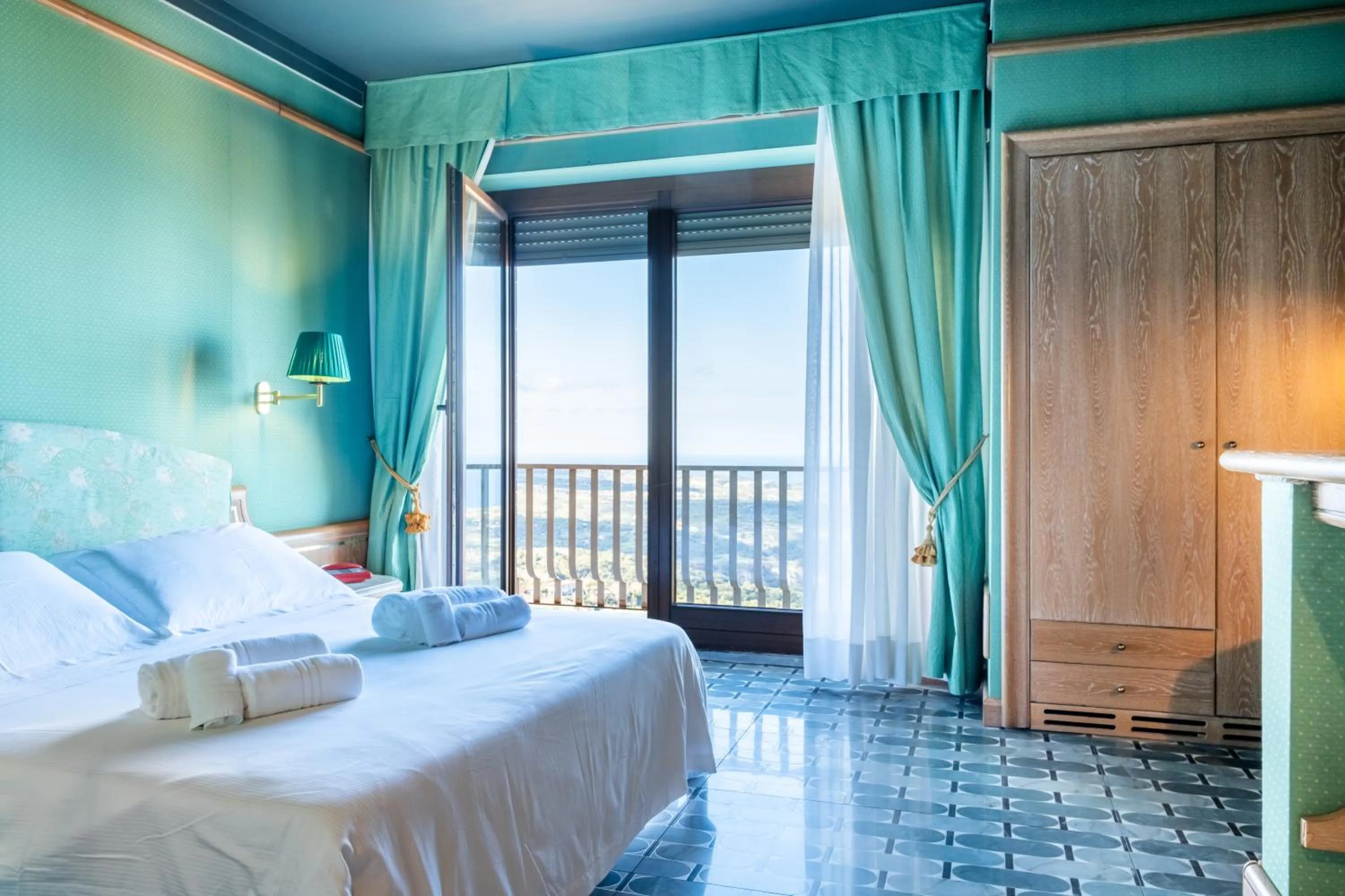 View (from property/room), Bed in 501 Hotel