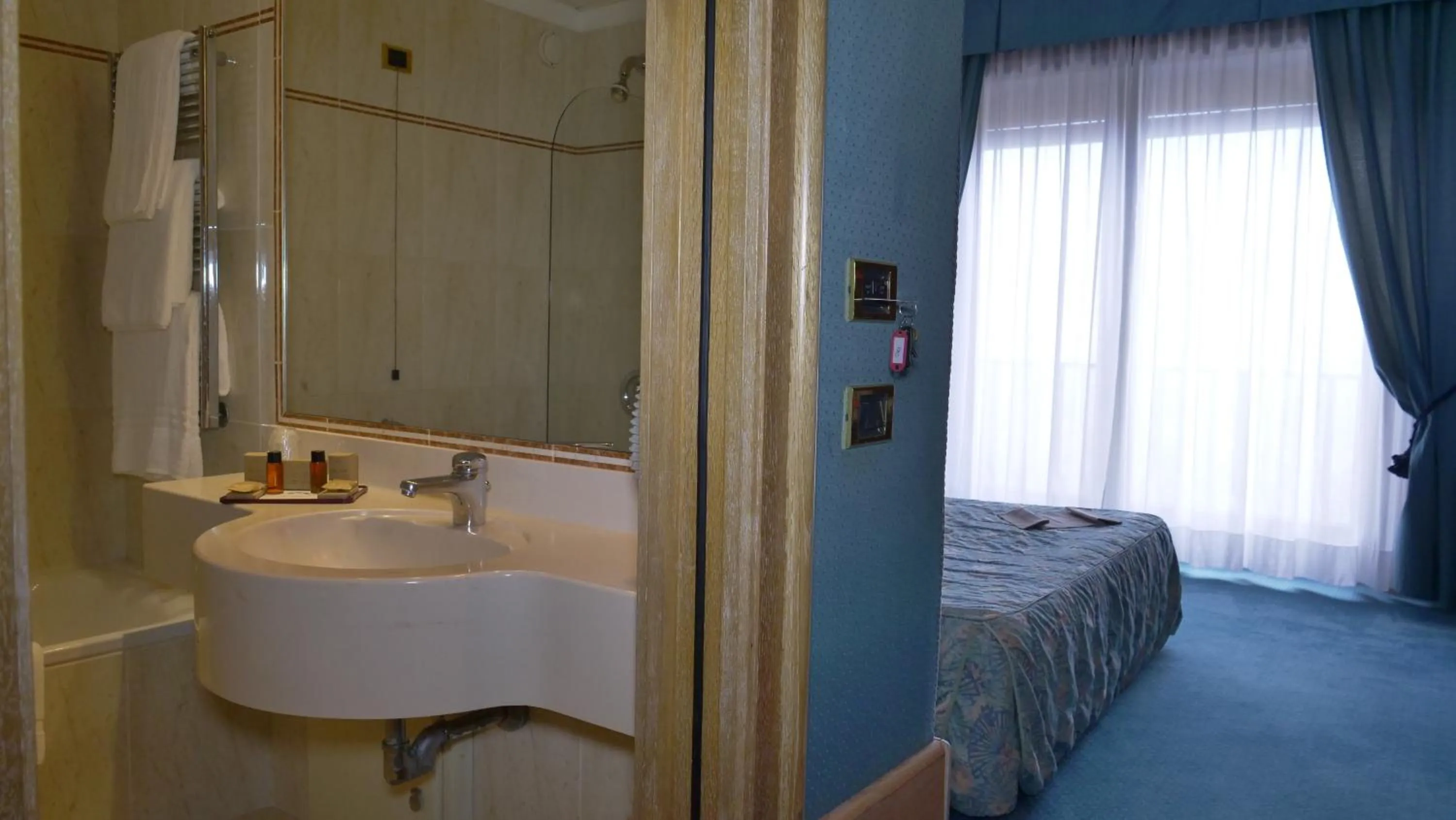 Bathroom, Bed in 501 Hotel