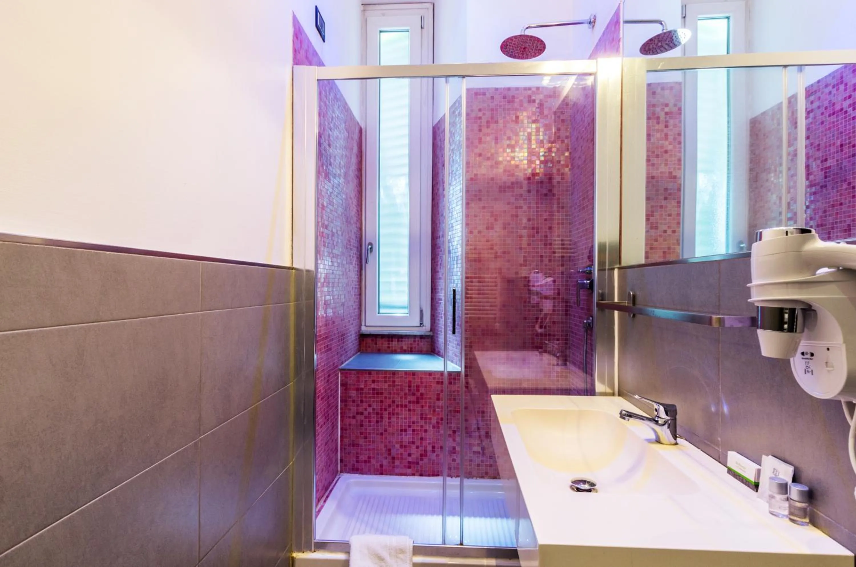 Shower in Merulana 139 Suites