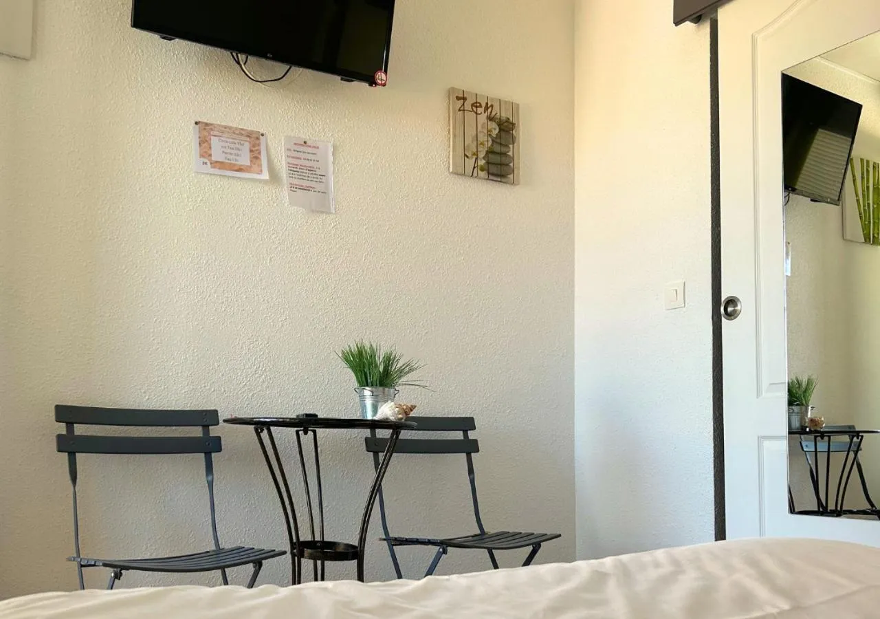 Bed in Hôtel Le Carnon