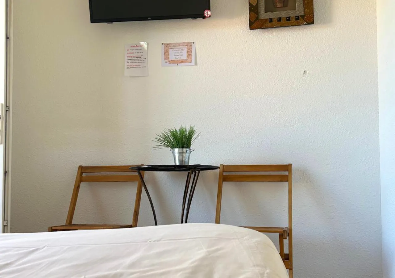 TV and multimedia, Bed in Hôtel Le Carnon